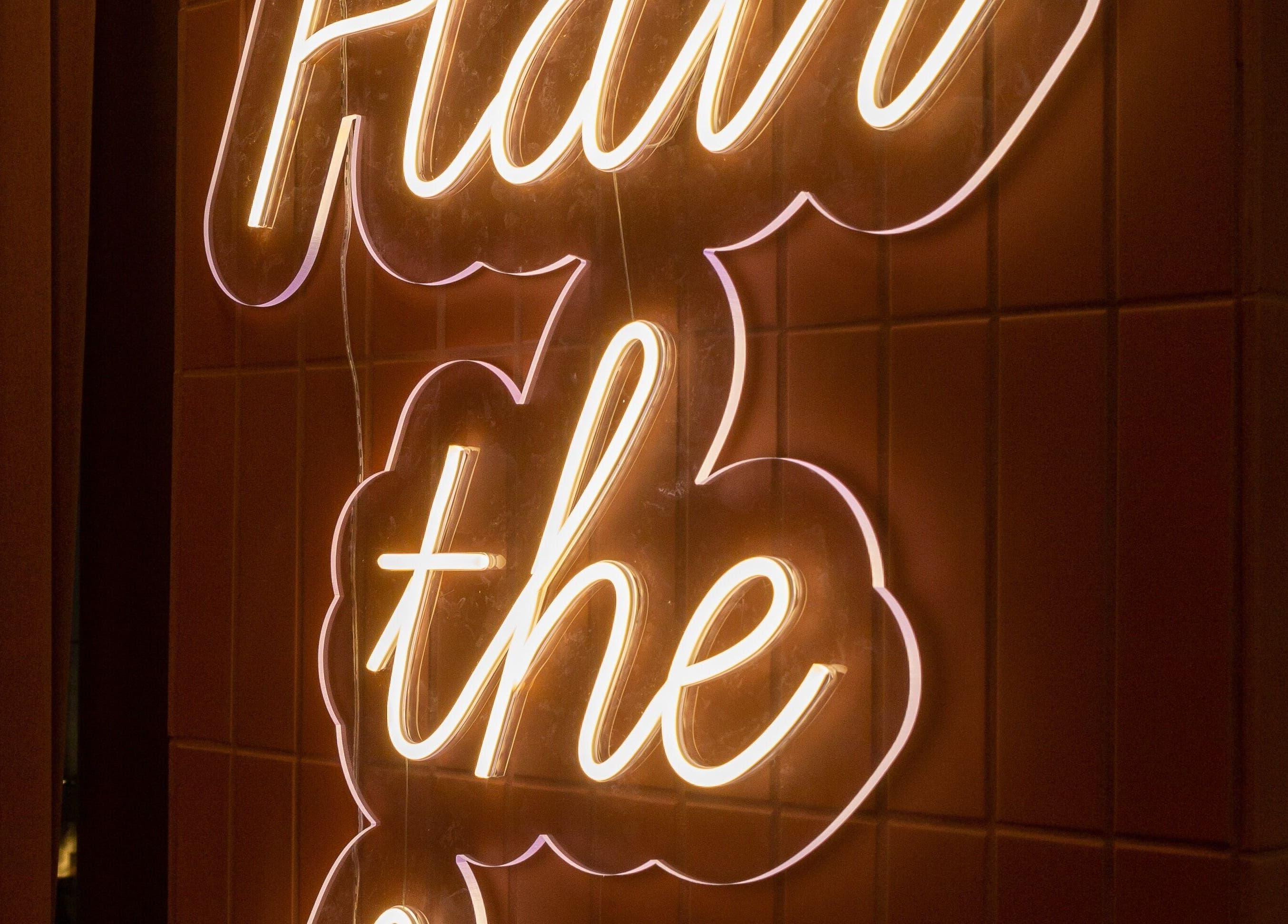 Illuminated 'Hair The' neon sign at HAIR THE BEAU GANGNAM, 서울특별시, 서울특별시, KR.