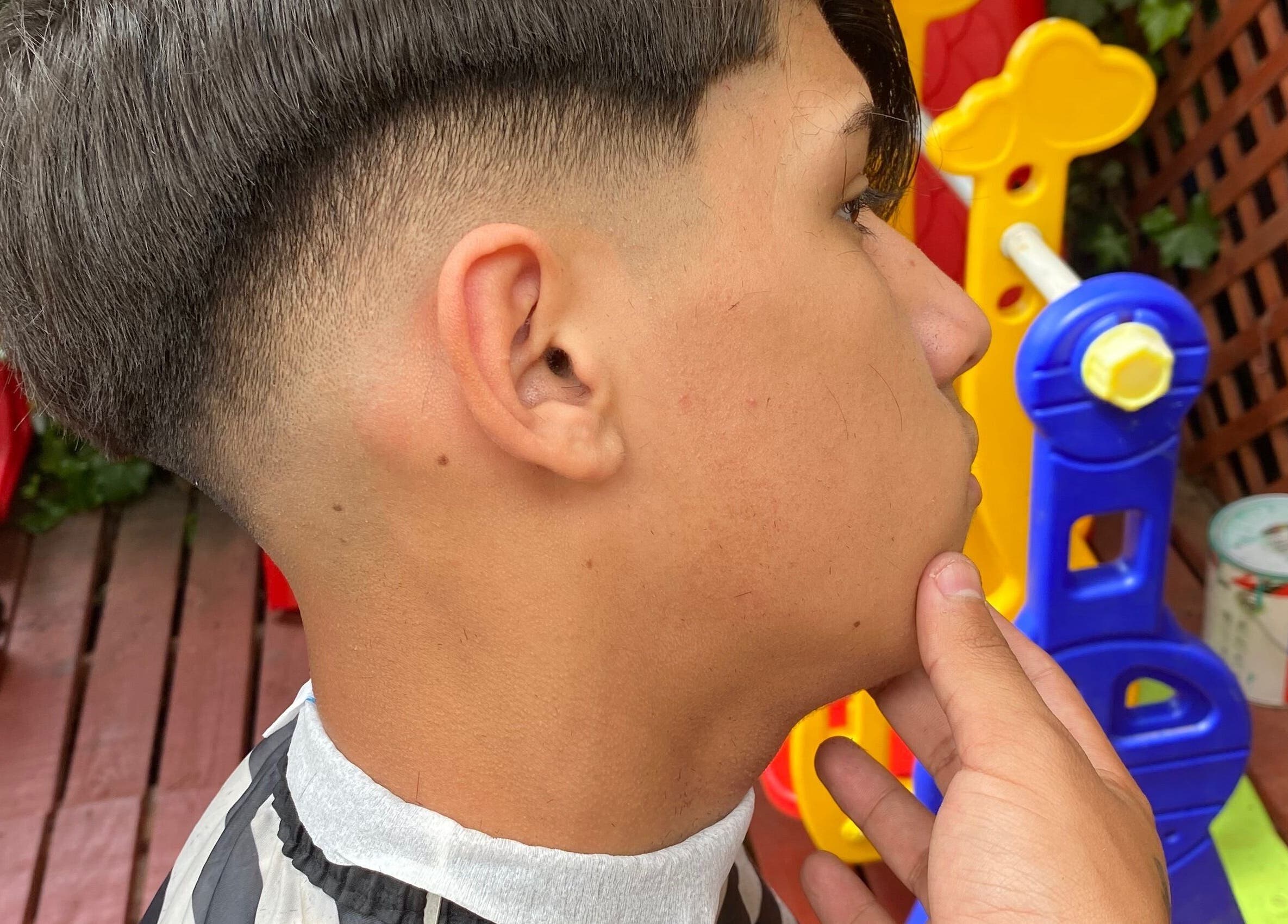 Corte moderno en Barber Vendetta, Quilpué, Valparaíso, CL. Detalles en el acabado de un peinado masculino.