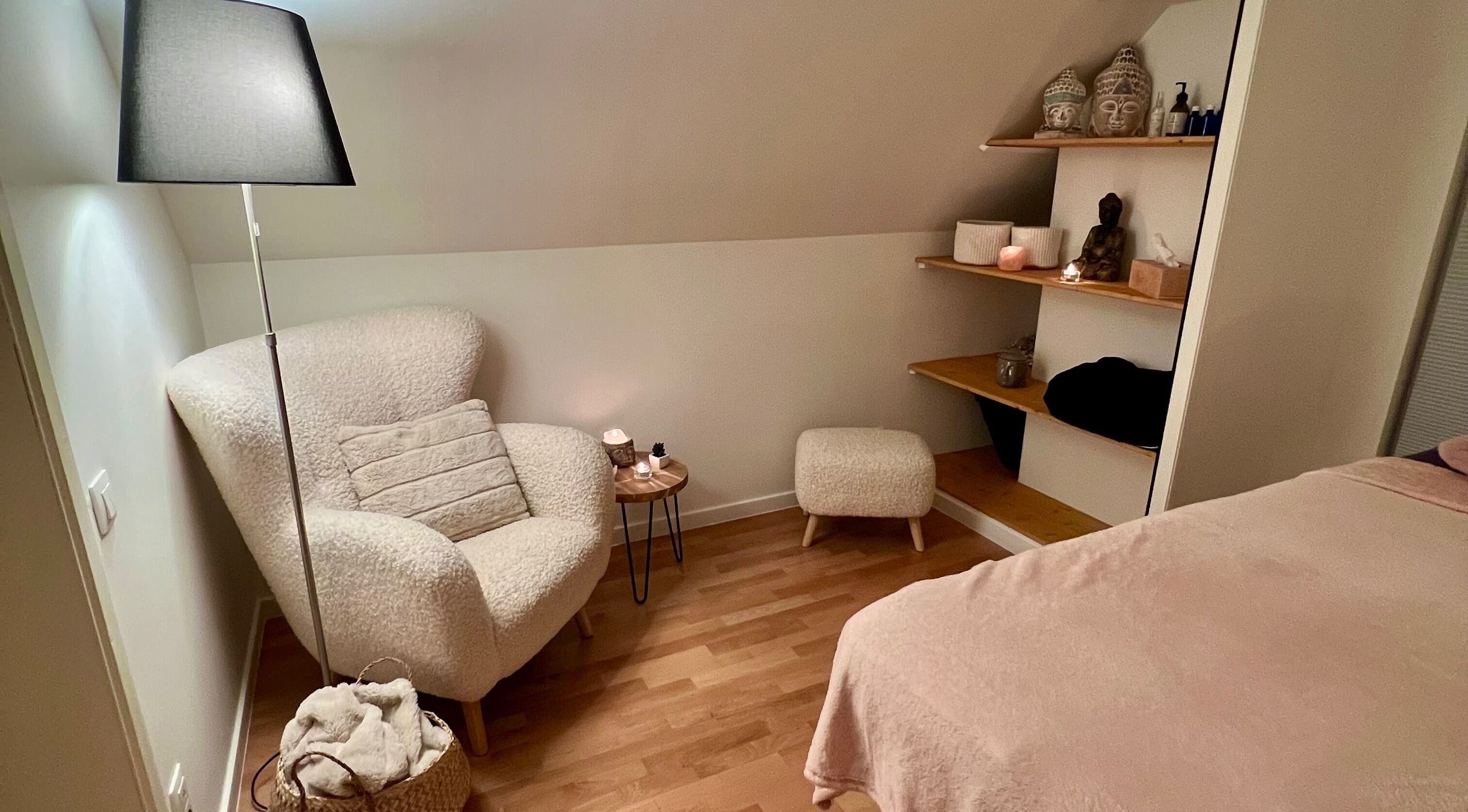 Ontspannende hoek bij Sacred Healing By Jessica, Blankenberge, Vlaanderen, BE met comfortabele stoel en zachte verlichting.