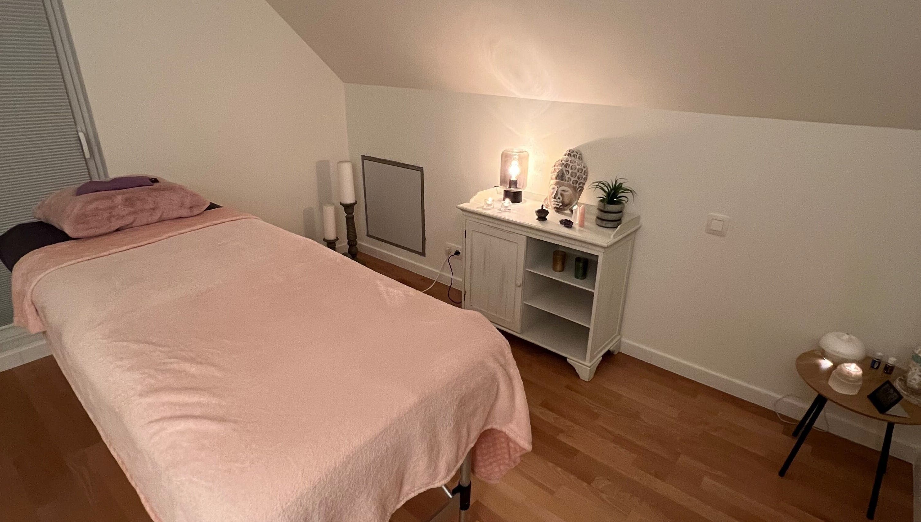 Rustige wellnesskamer bij Sacred Healing By Jessica in Blankenberge, Vlaanderen, BE met zachte verlichting.