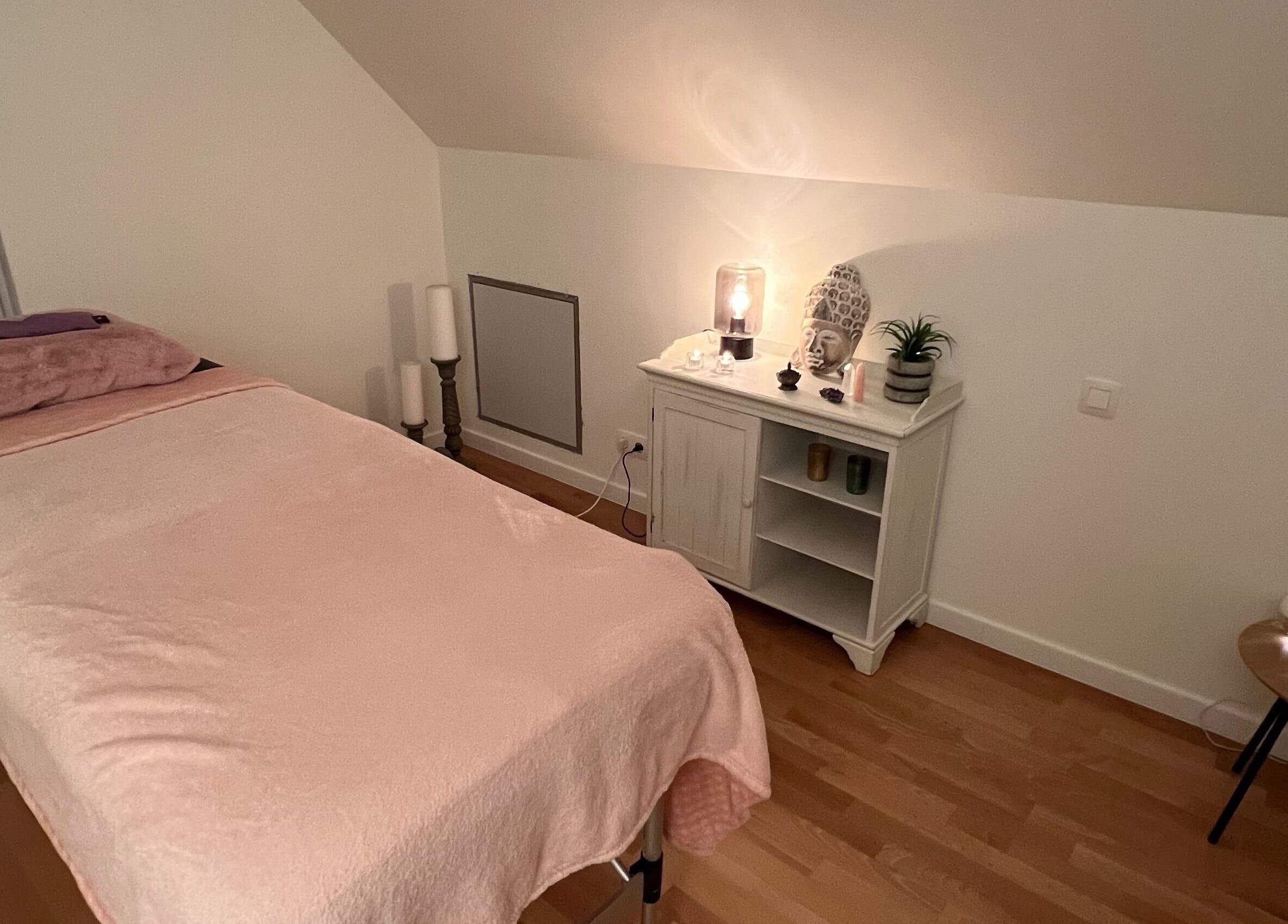 Rustige wellnesskamer bij Sacred Healing By Jessica in Blankenberge, Vlaanderen, BE met zachte verlichting.