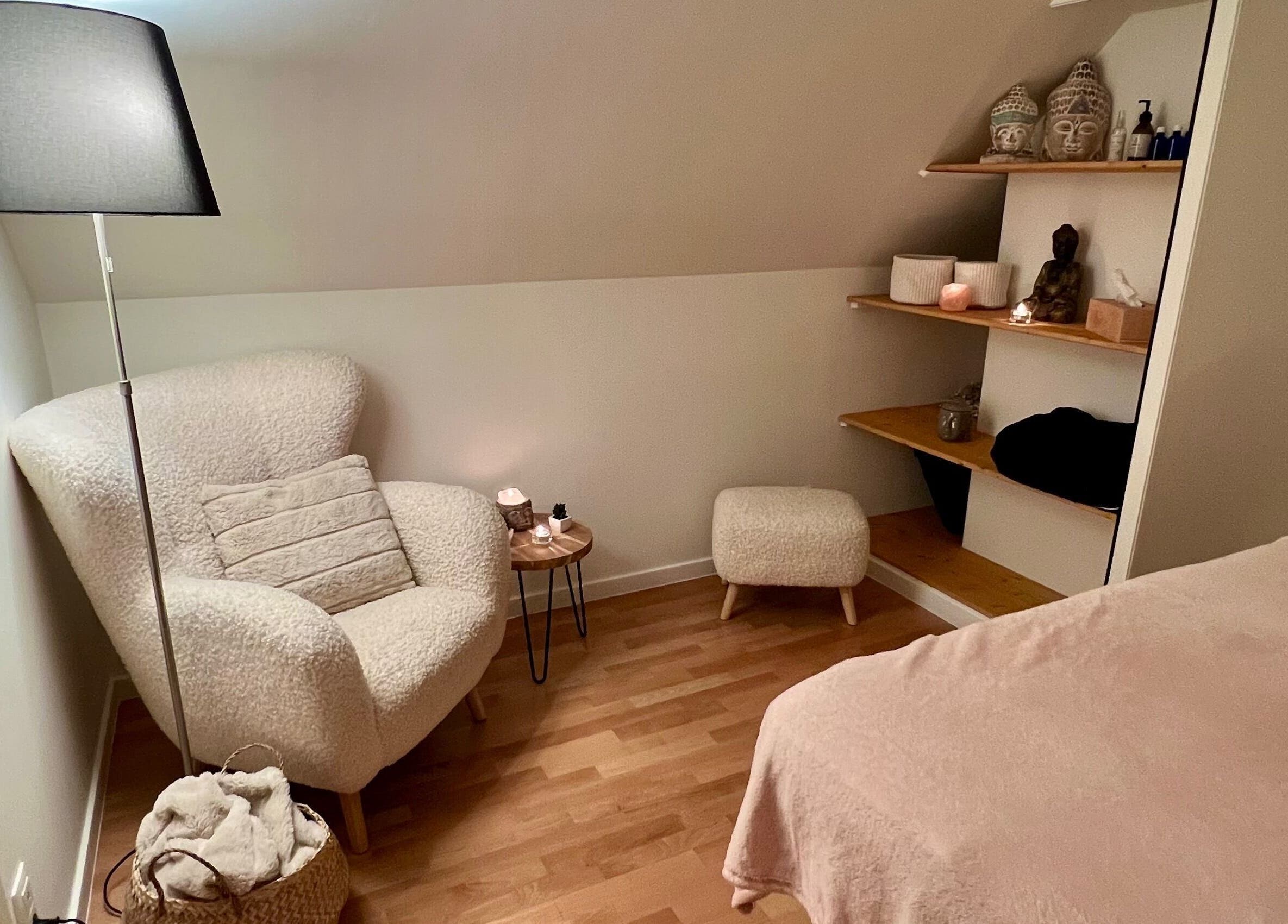 Zachte stoel en lamp in ontspanningsruimte van Sacred Healing By Jessica, Blankenberge, Vlaanderen, BE.