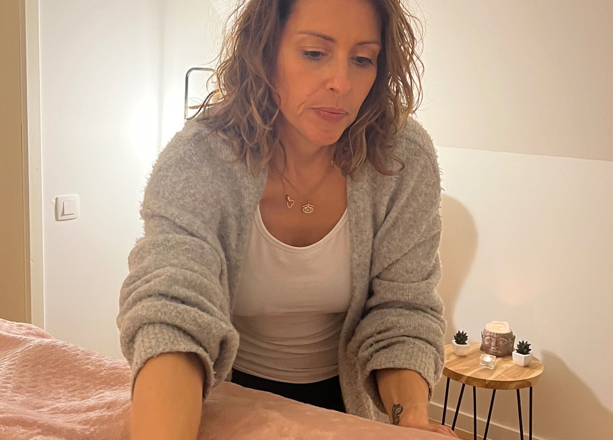 Therapeut geeft massage bij Sacred Healing By Jessica, Blankenberge, Vlaanderen, BE.
