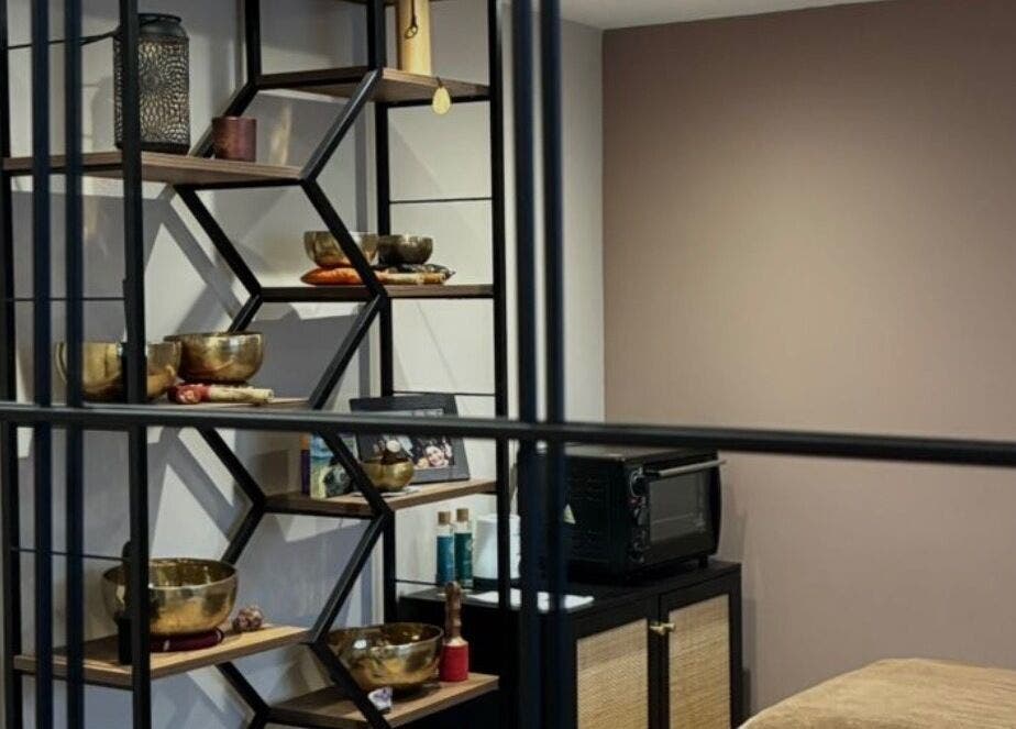 Espace bien-être avec étagère décorative chez Ar’zen, Riorges, Auvergne-rhône-alpes, FR.