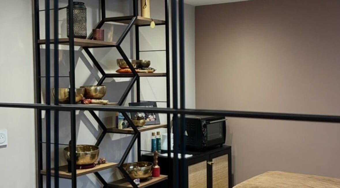 Espace bien-être avec étagère décorative chez Ar’zen, Riorges, Auvergne-rhône-alpes, FR.