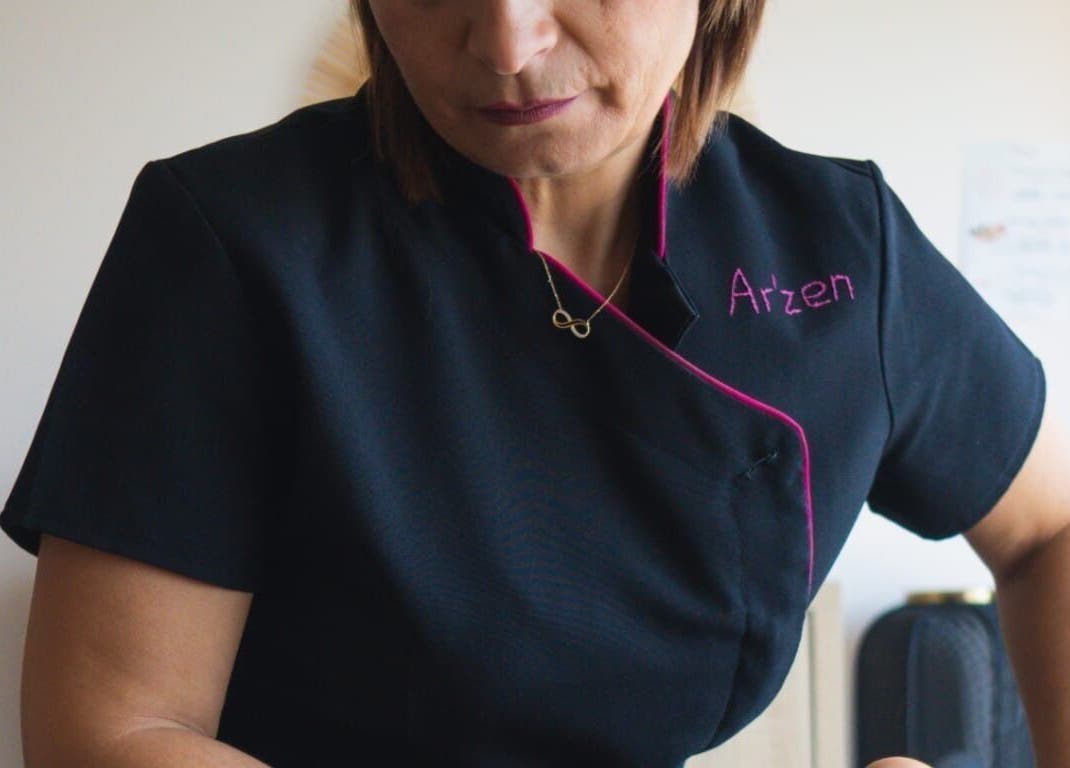 Praticienne de bien-être au salon Ar’zen à Riorges, Auvergne-rhône-alpes, FR, offrant une séance relaxante.