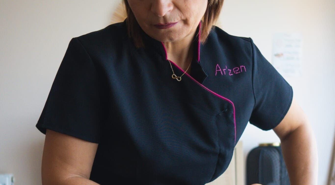 Praticienne de bien-être au salon Ar’zen à Riorges, Auvergne-rhône-alpes, FR, offrant une séance relaxante.