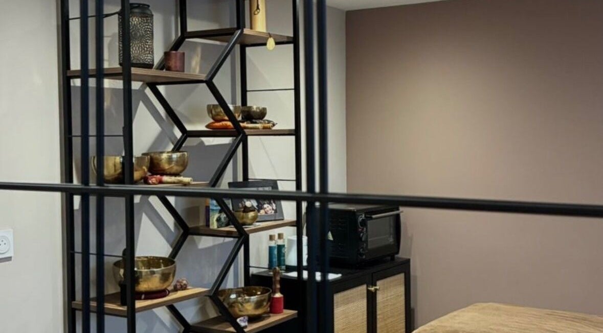 Étagères modernes avec bols en métal chez Ar’zen, Riorges, Auvergne-rhône-alpes, FR.