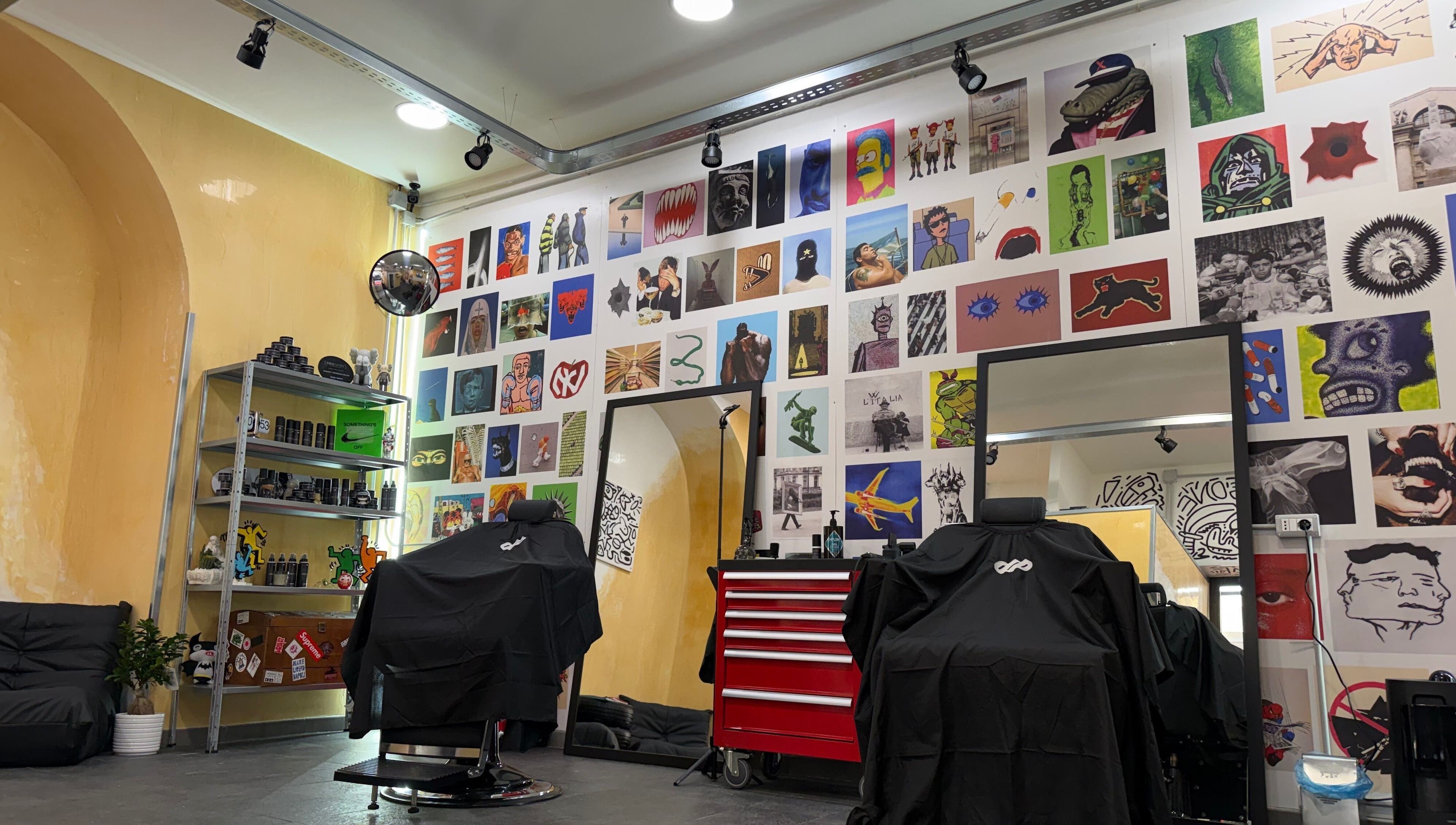 Sala artistica di Personality is priority studio, Napoli, Campania, IT con poltrone da parrucchiere e murale colorato.