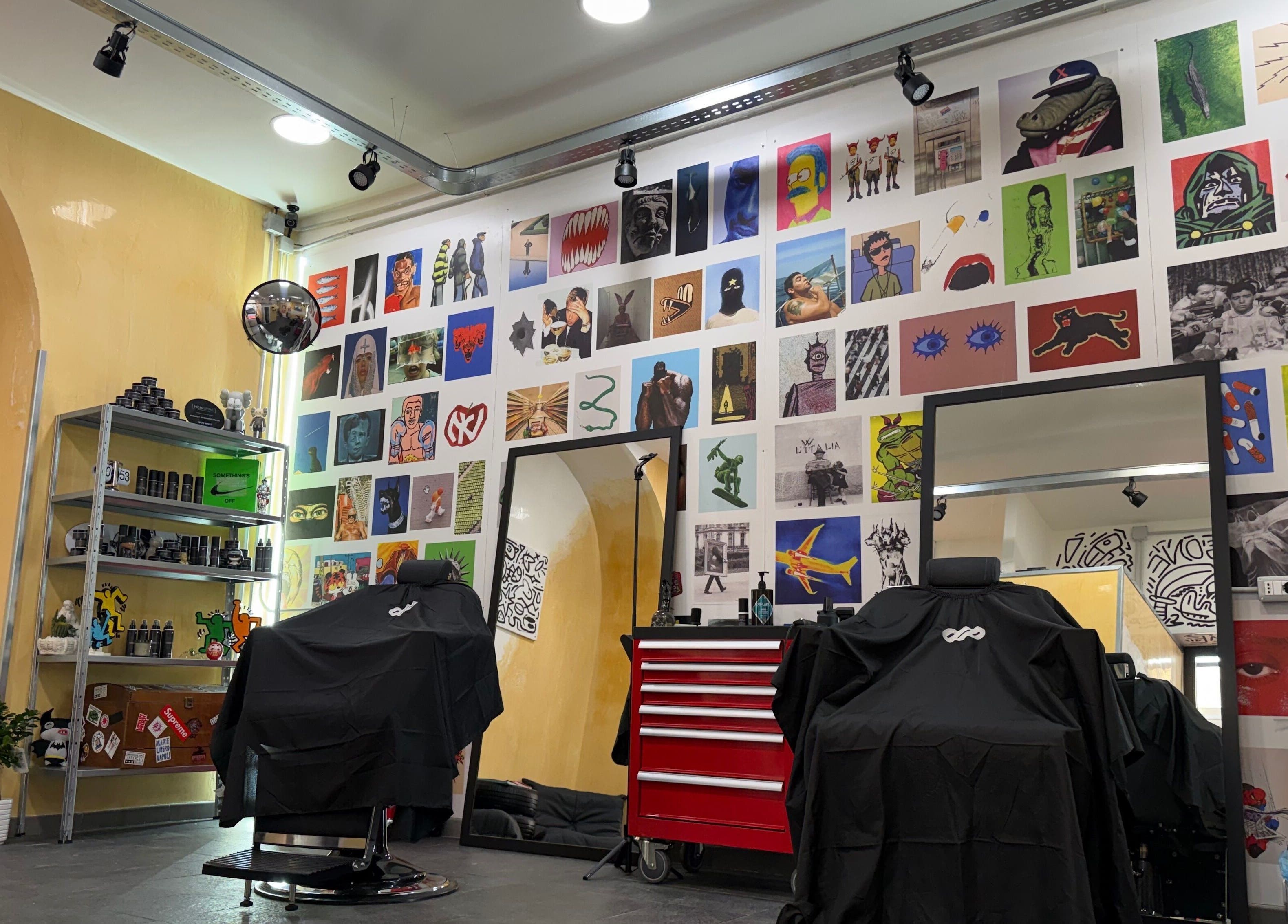 Sala artistica di Personality is priority studio, Napoli, Campania, IT con poltrone da parrucchiere e murale colorato.