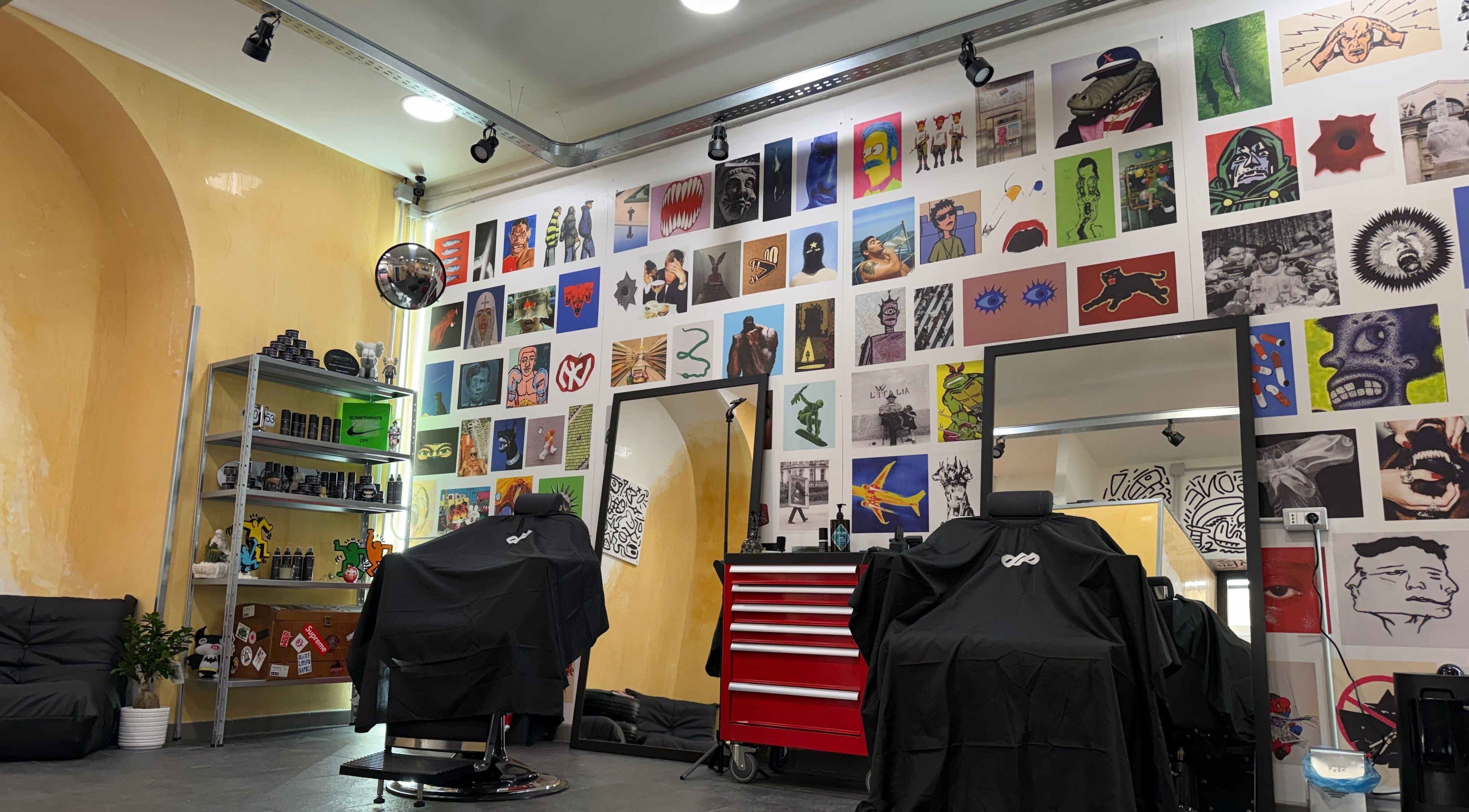 Sala artistica di Personality is priority studio, Napoli, Campania, IT con poltrone da parrucchiere e murale colorato.