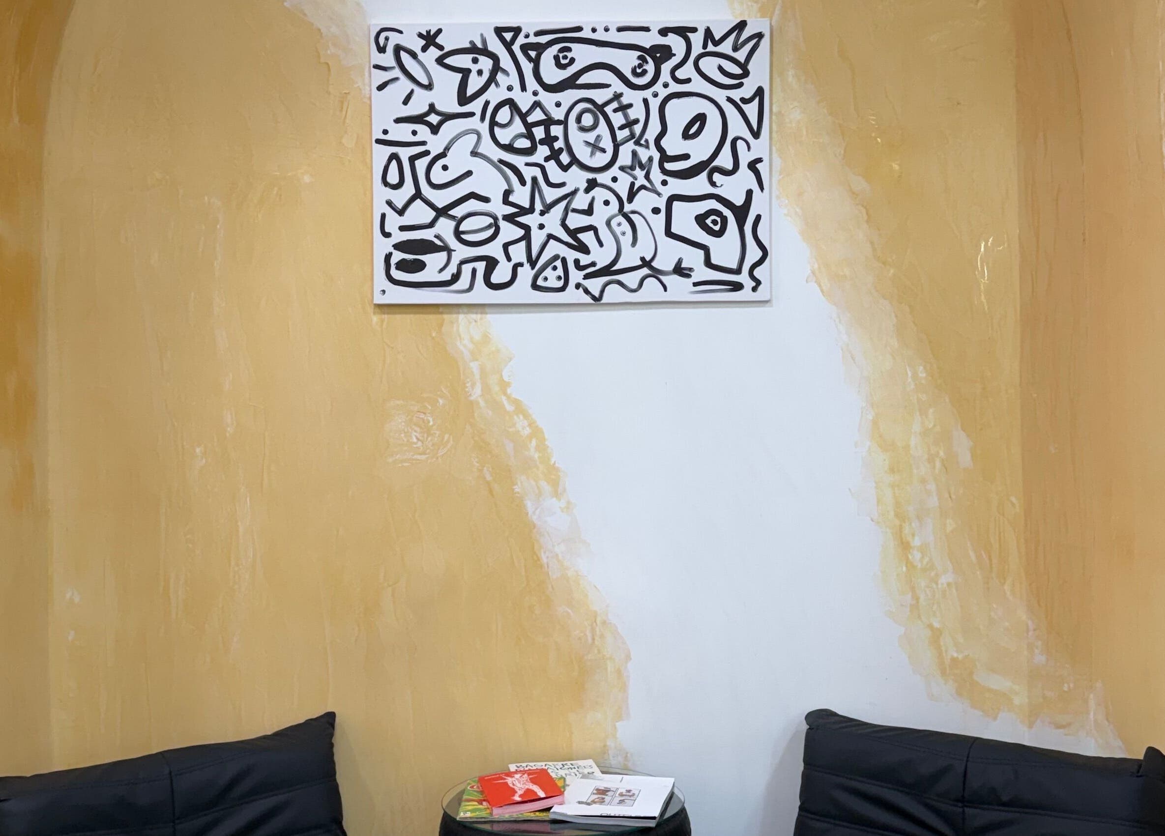 Disegno astratto e sedie nere al Personality is Priority Studio, Napoli, Campania, IT.