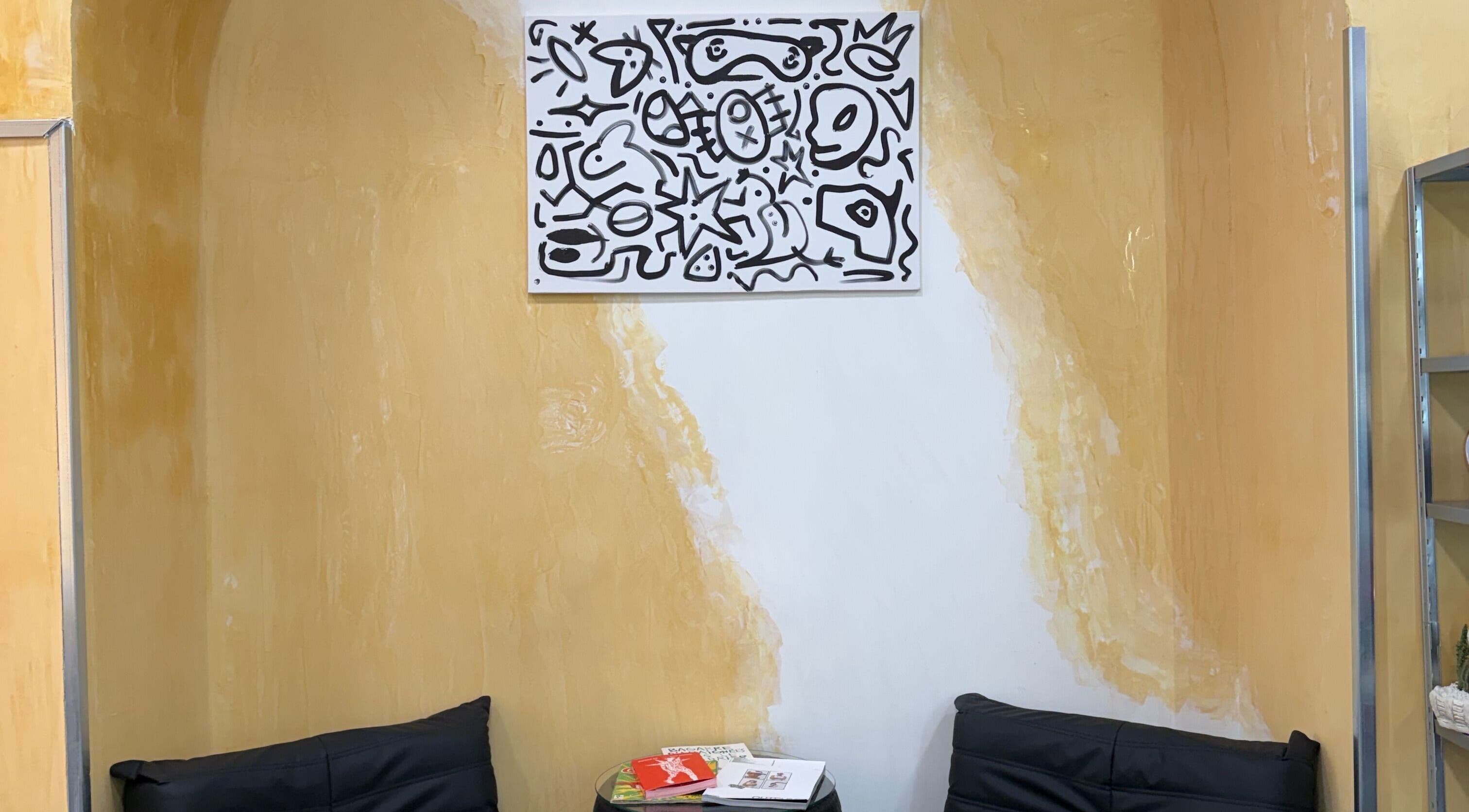 Disegno astratto e sedie nere al Personality is Priority Studio, Napoli, Campania, IT.