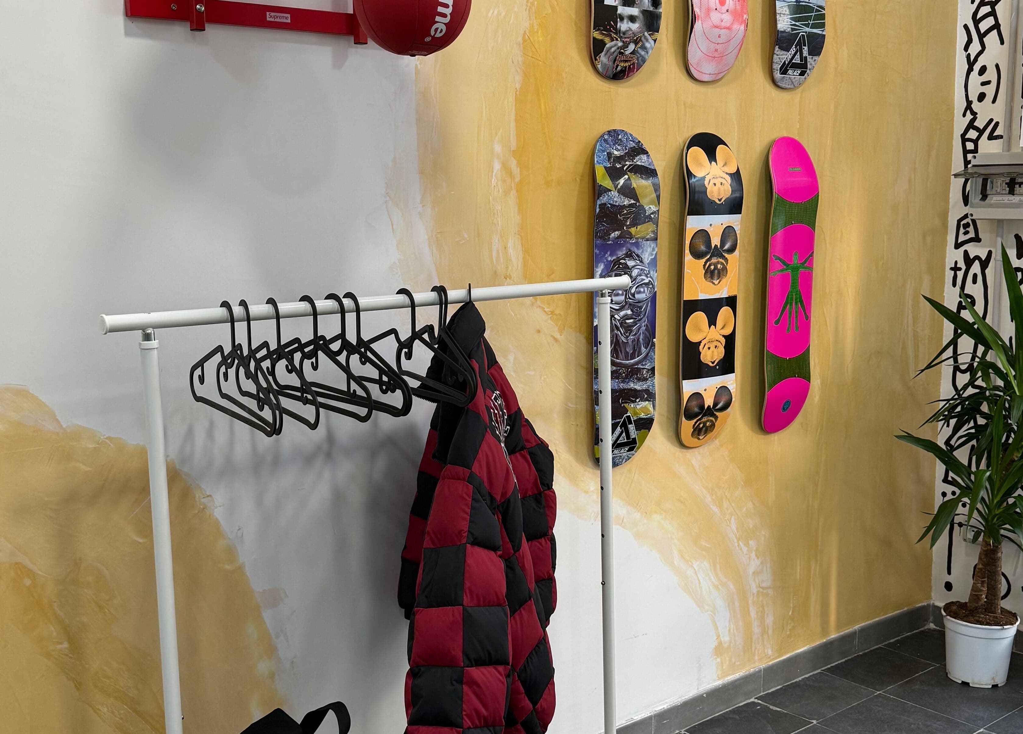 Skateboards sul muro e appendiabiti a Personality is priority studio, Napoli, Campania, IT.