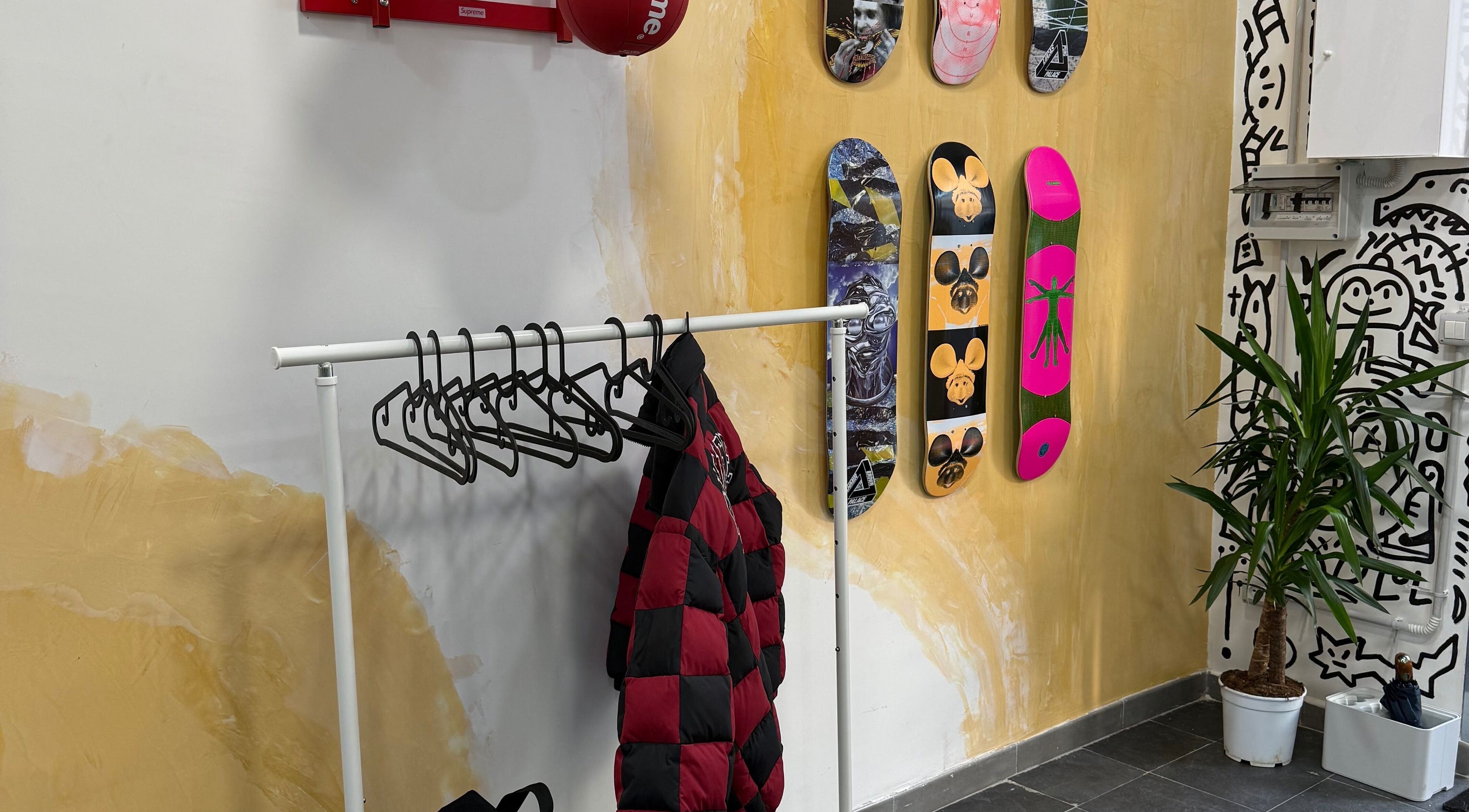 Skateboards sul muro e appendiabiti a Personality is priority studio, Napoli, Campania, IT.