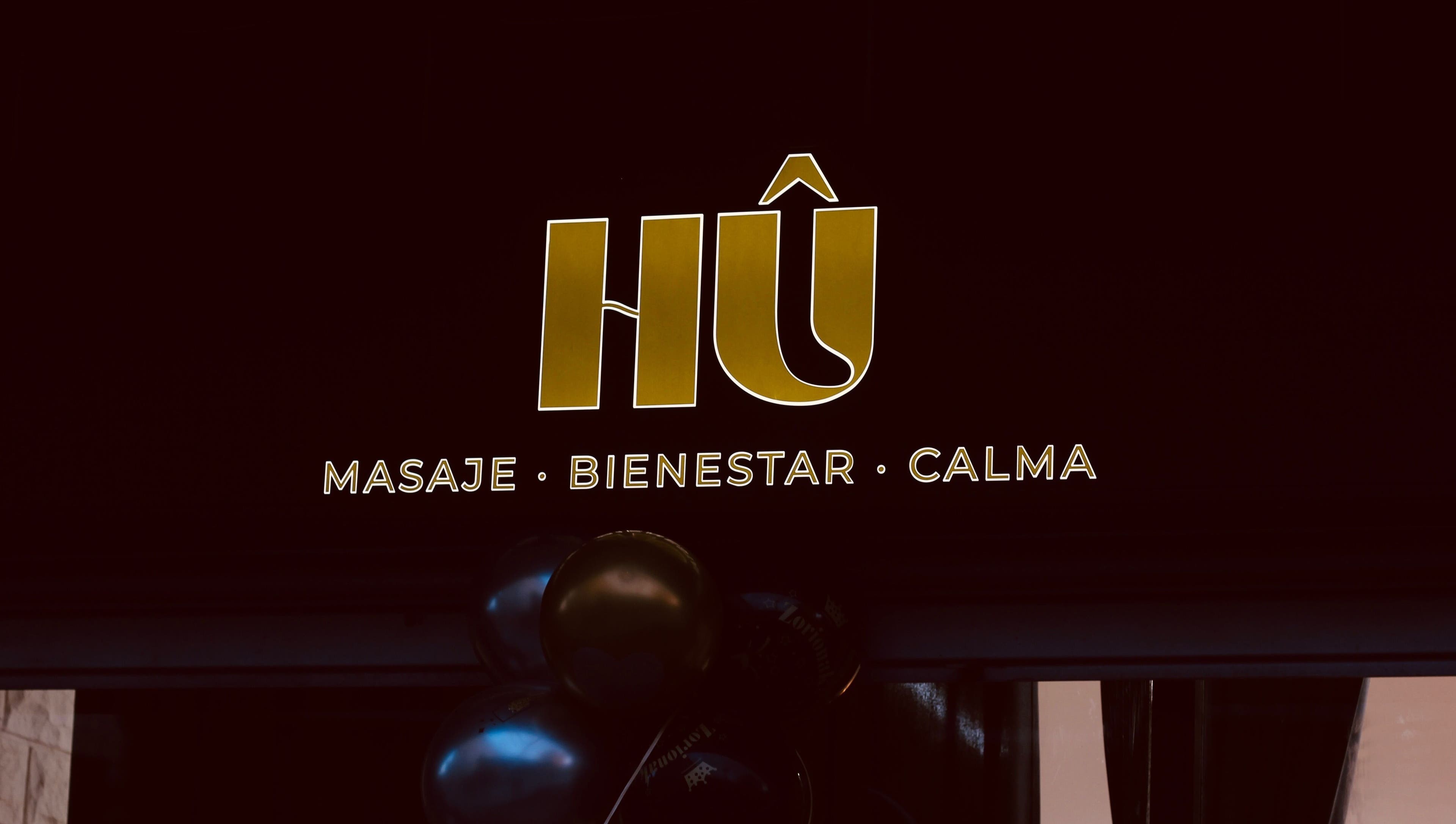 Logo de Respira HÛ en Bilbao, Euskadi, ES sobre fondo oscuro con texto 'Masaje. Bienestar. Calma.'