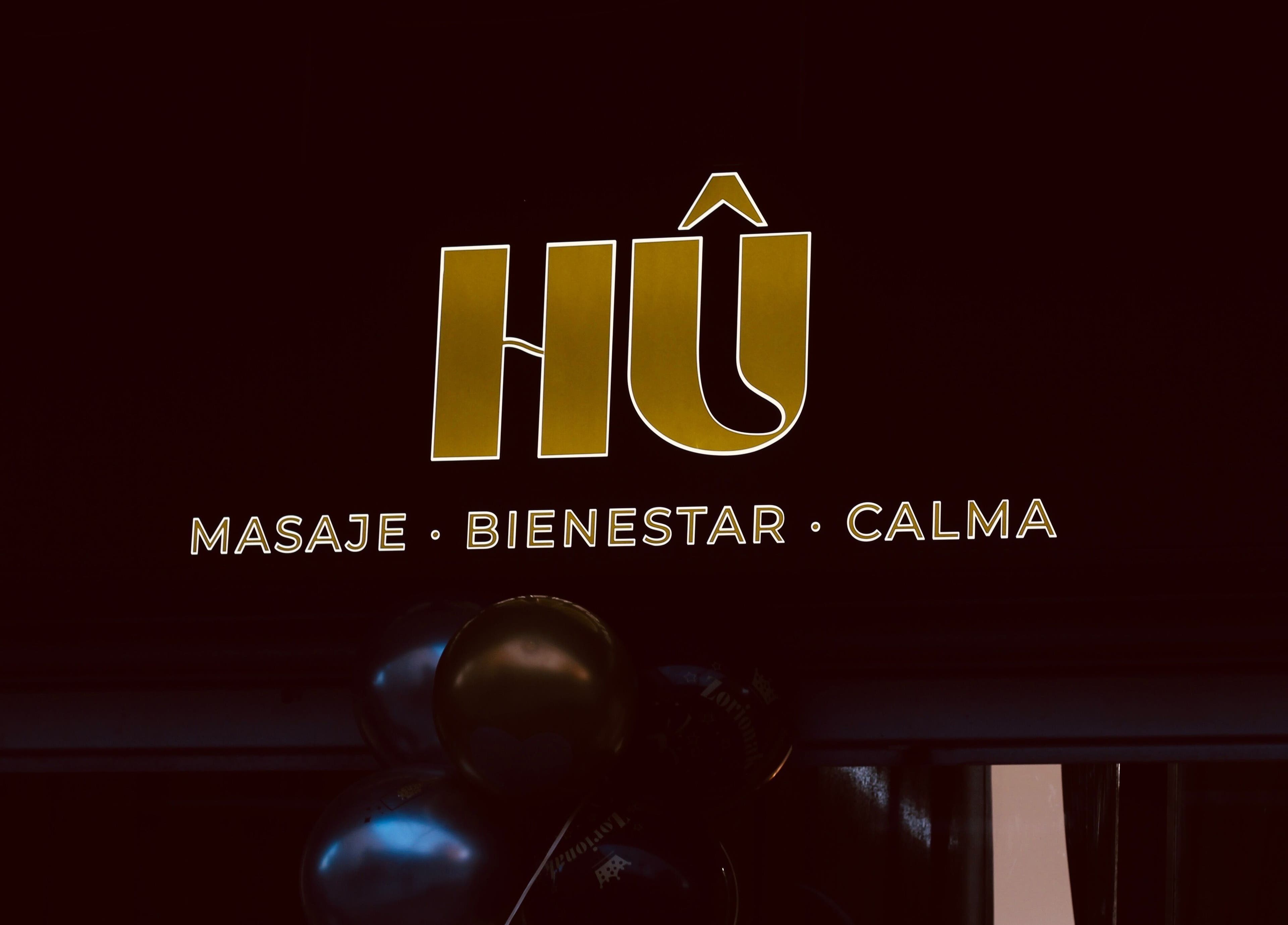 Logo de Respira HÛ en Bilbao, Euskadi, ES sobre fondo oscuro con texto 'Masaje. Bienestar. Calma.'