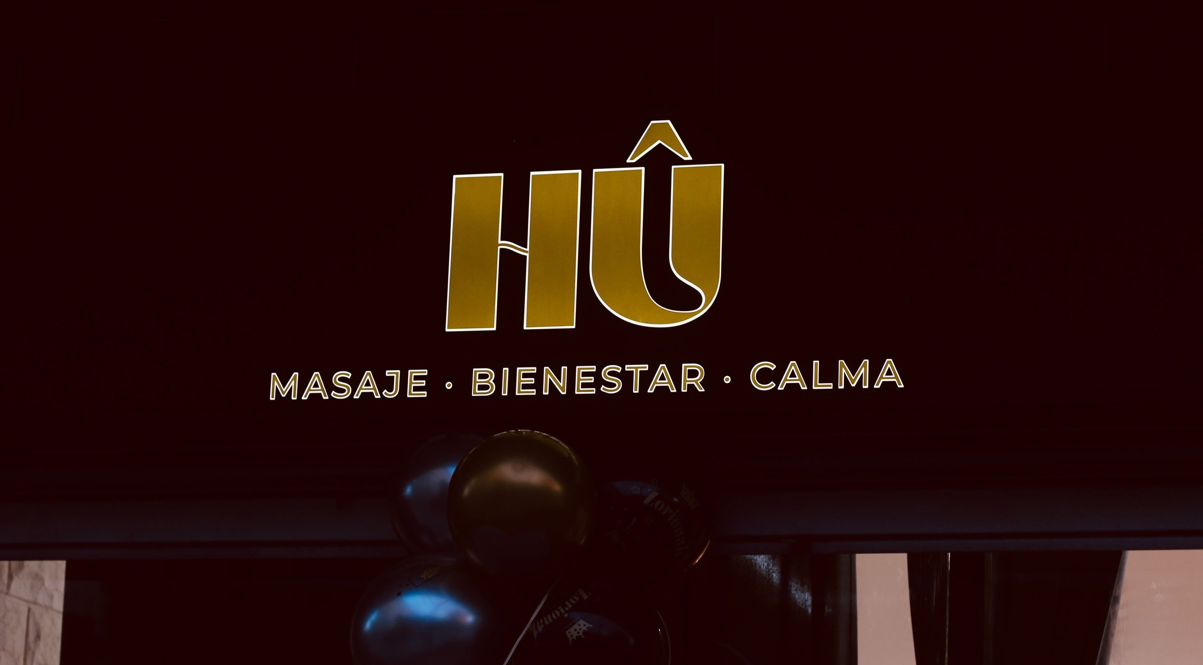 Logo de Respira HÛ en Bilbao, Euskadi, ES sobre fondo oscuro con texto 'Masaje. Bienestar. Calma.'