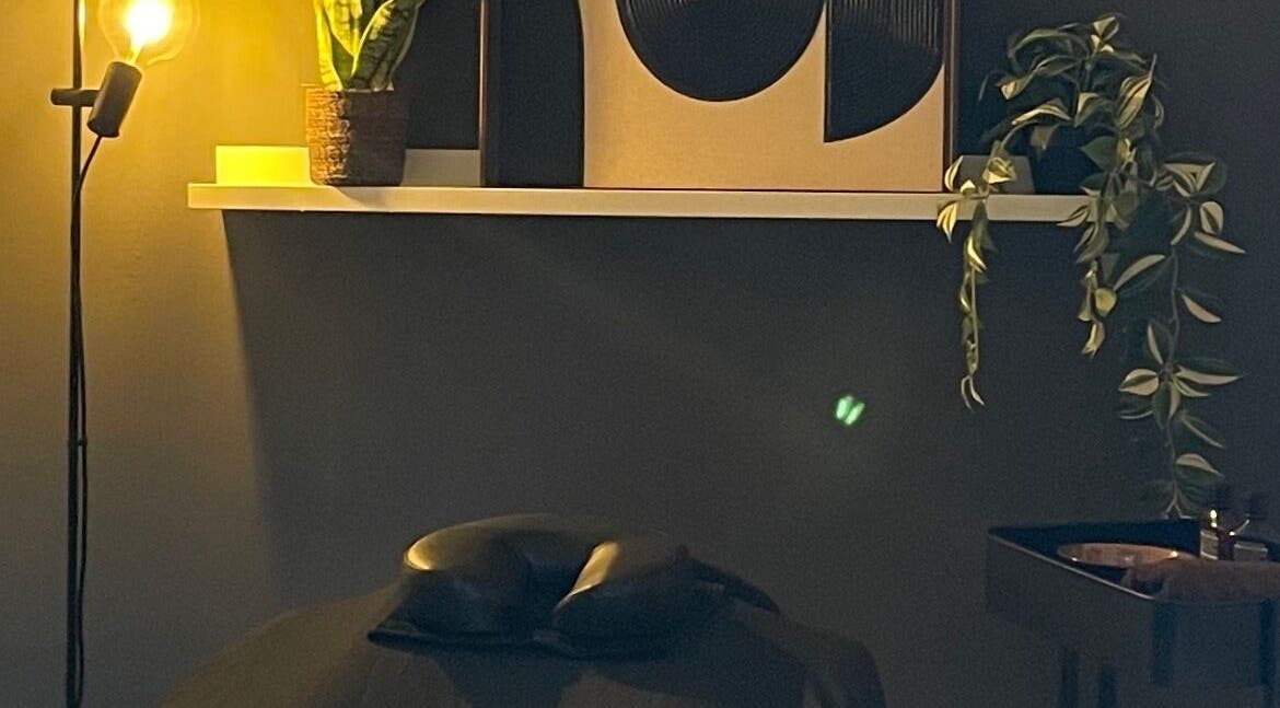 Ambiente cálido en Respira HÛ, Bilbao, Euskadi, ES, con luz suave y decoración elegante para bienestar.