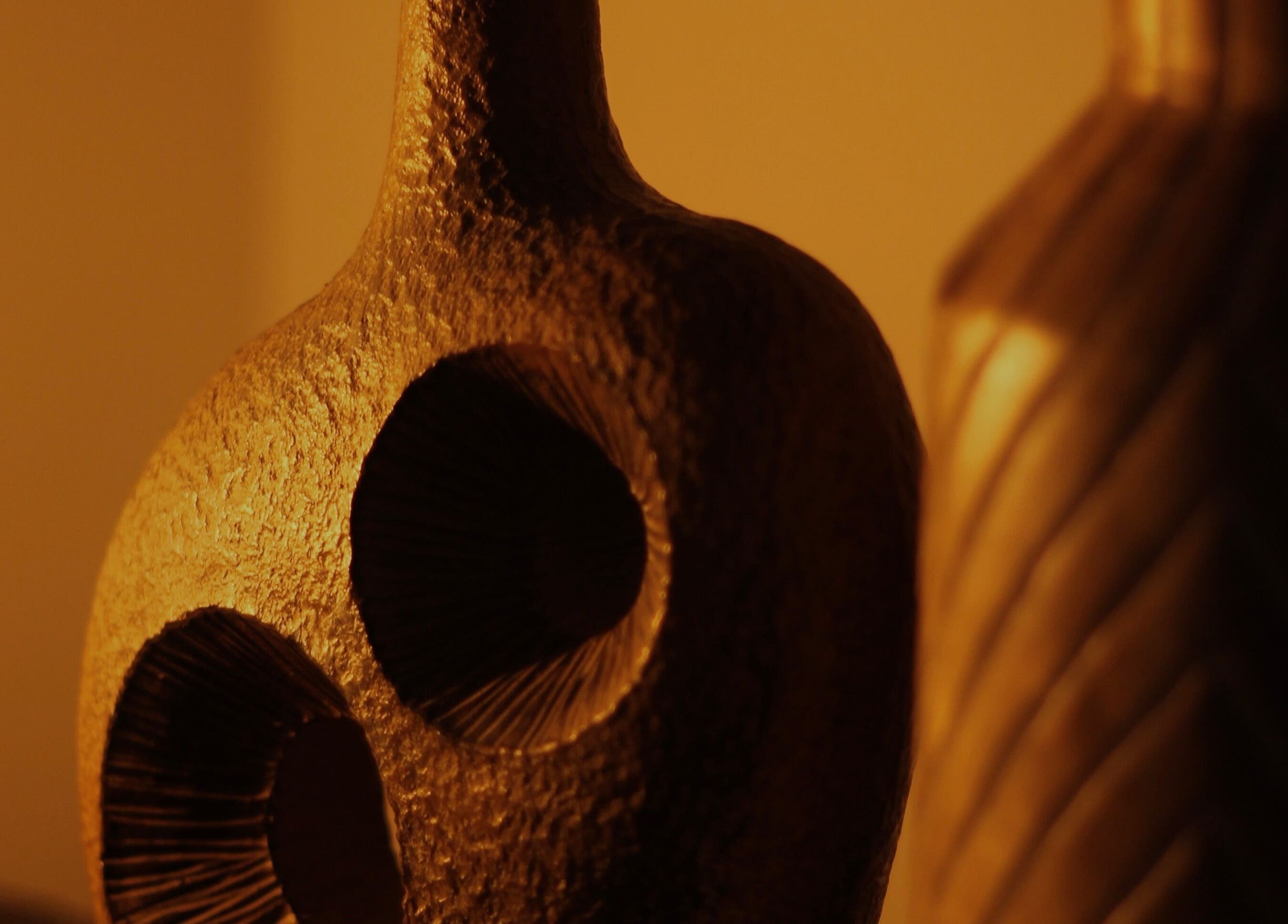 Escultura texturizada en Respira HÛ, Bilbao, Euskadi, ES, bañada en luz cálida.