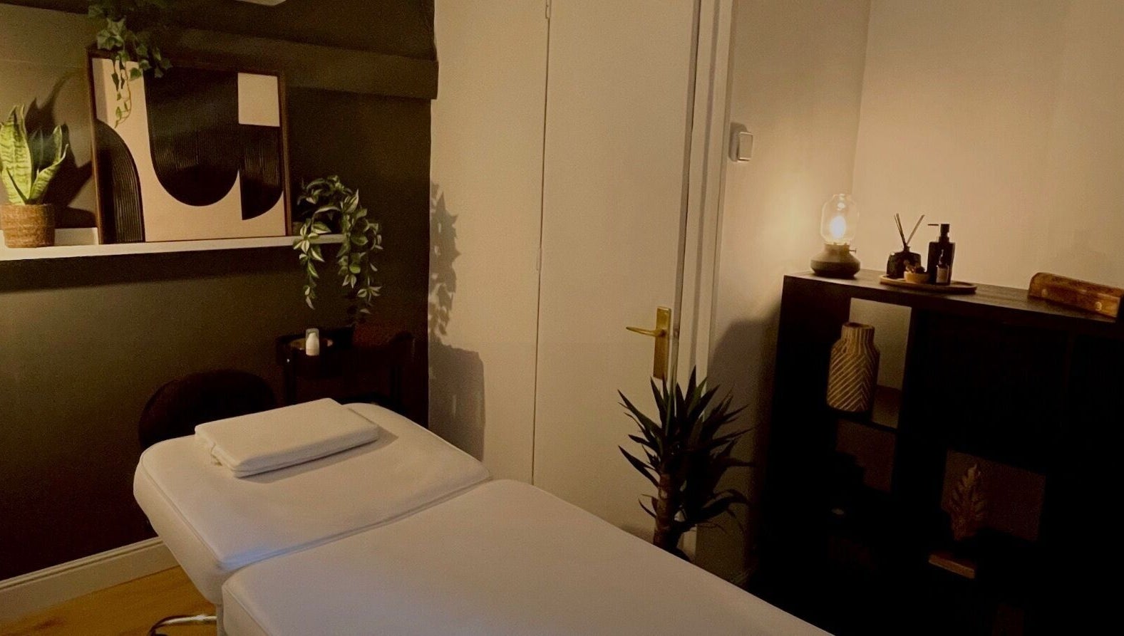 Sala de tratamiento relajante en Respira HÛ, Bilbao, Euskadi, ES con decoración moderna y luz suave.