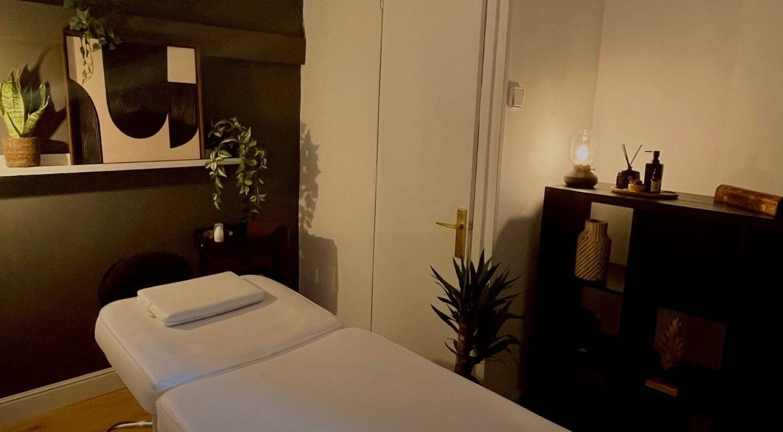 Sala de tratamiento relajante en Respira HÛ, Bilbao, Euskadi, ES con decoración moderna y luz suave.