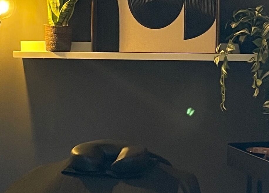 Sala de relajación con luz tenue en Respira HÛ, Bilbao, Euskadi, ES.