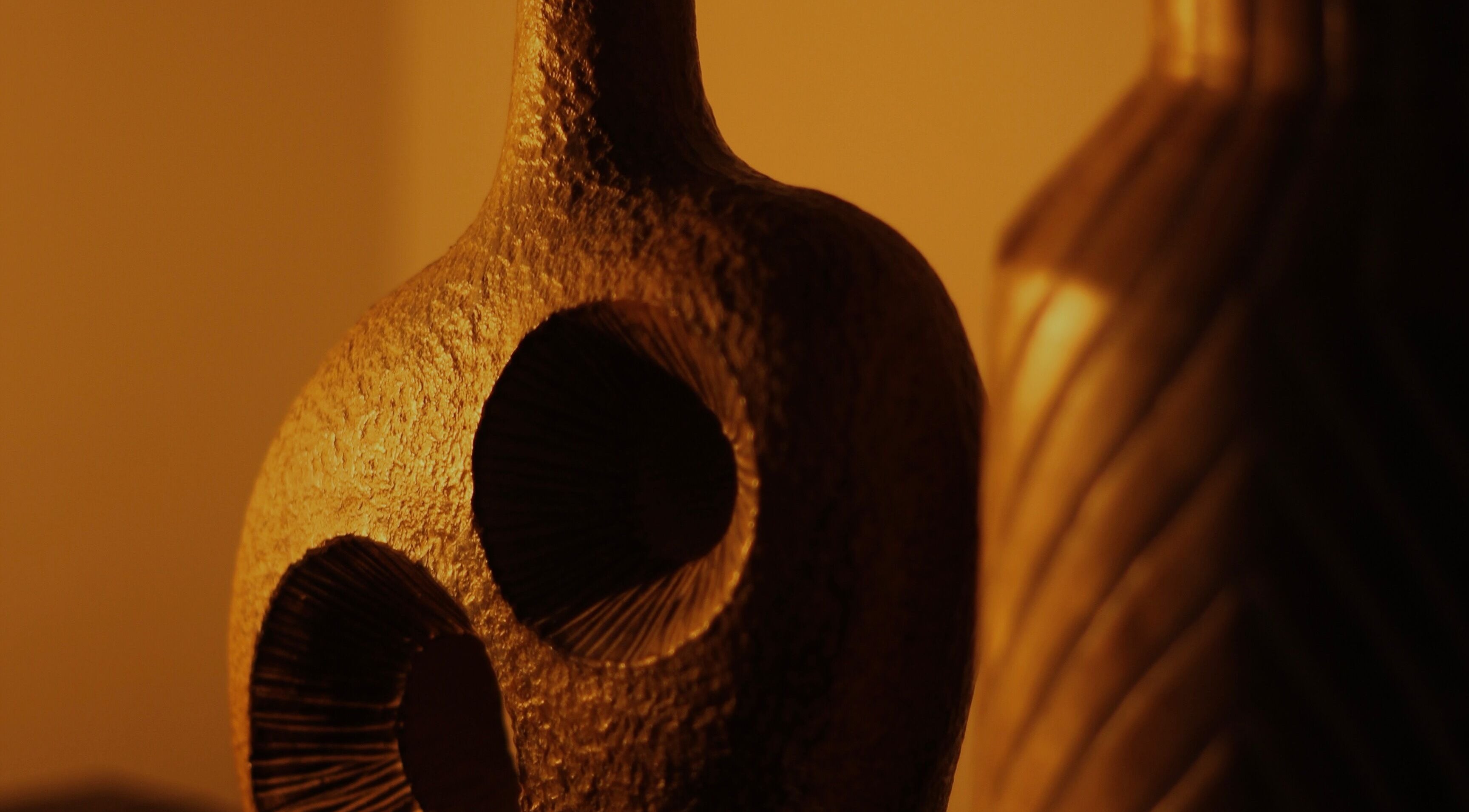 Escultura artística iluminada en Respira HÛ, Bilbao, Euskadi, ES ofrece ambiente acogedor.