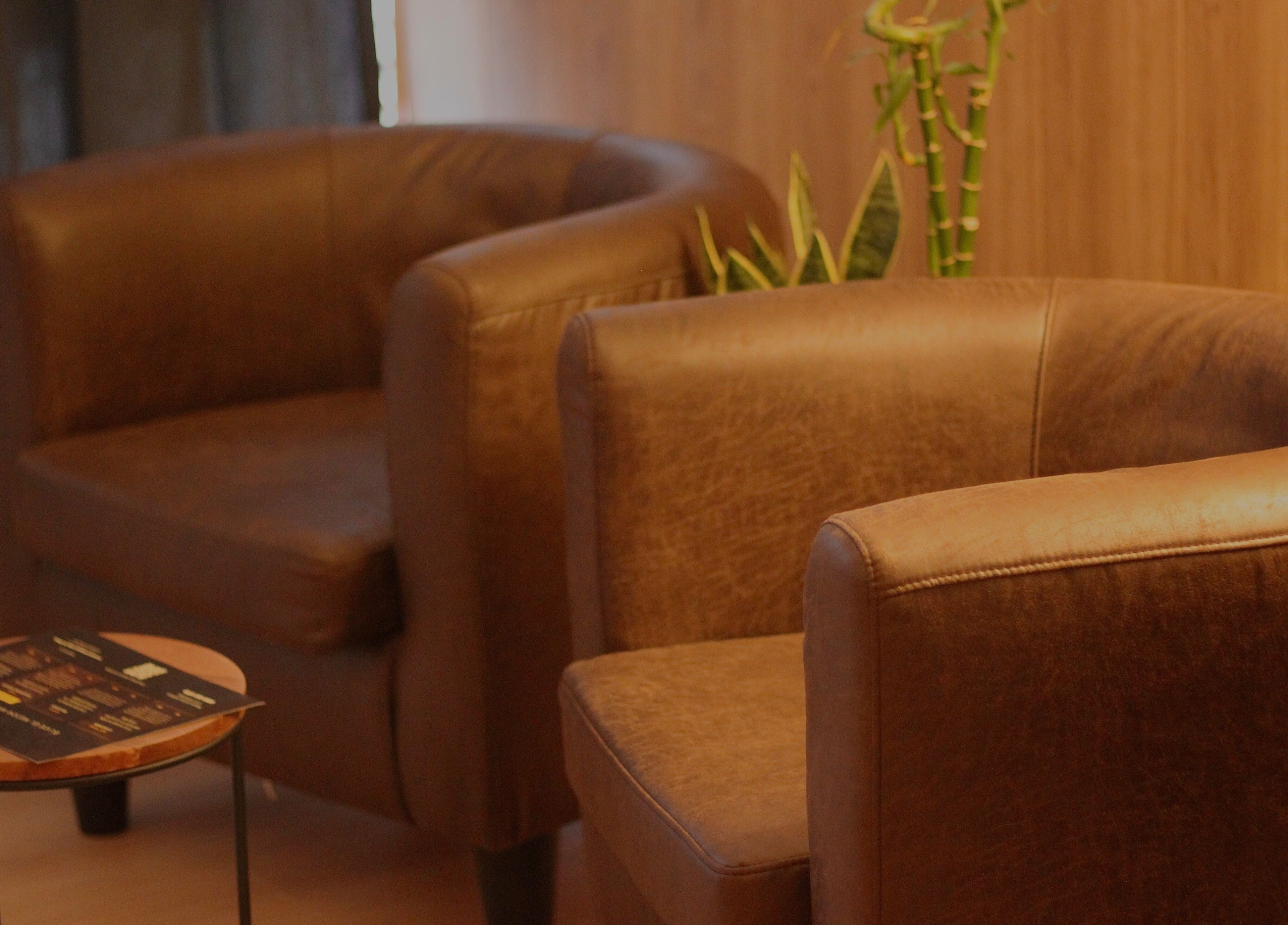 Muebles de cuero en Respira HÛ, Bilbao, Euskadi, ES. Un rincón acogedor y elegante para relajarse.