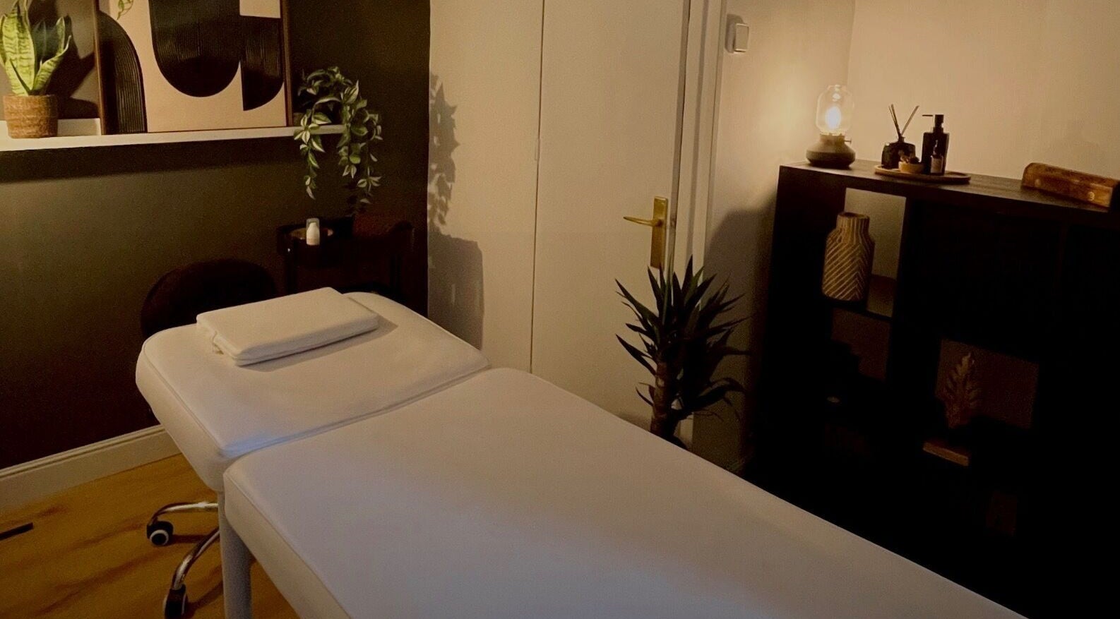 Sala de masaje en Respira HÛ, Bilbao, Euskadi, ES con ambiente relajante y decoración moderna.