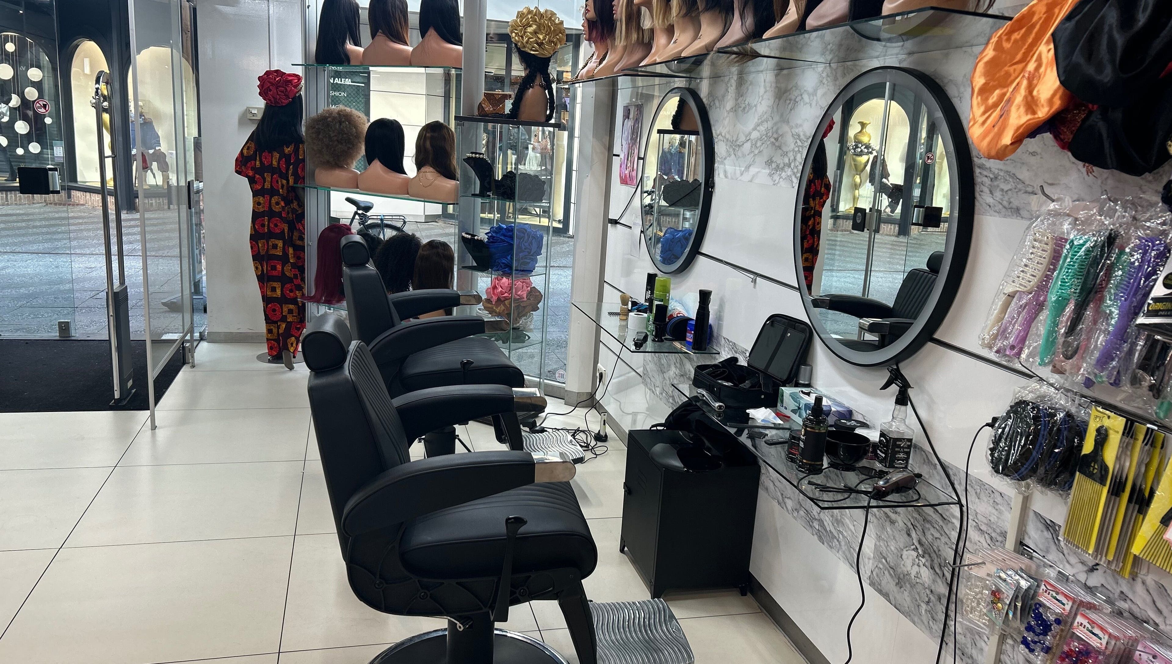 Interieur van Meester OBF, een stijlvolle salon in Amsterdam, Noord-Holland, NL met kappersstoelen en spiegels.