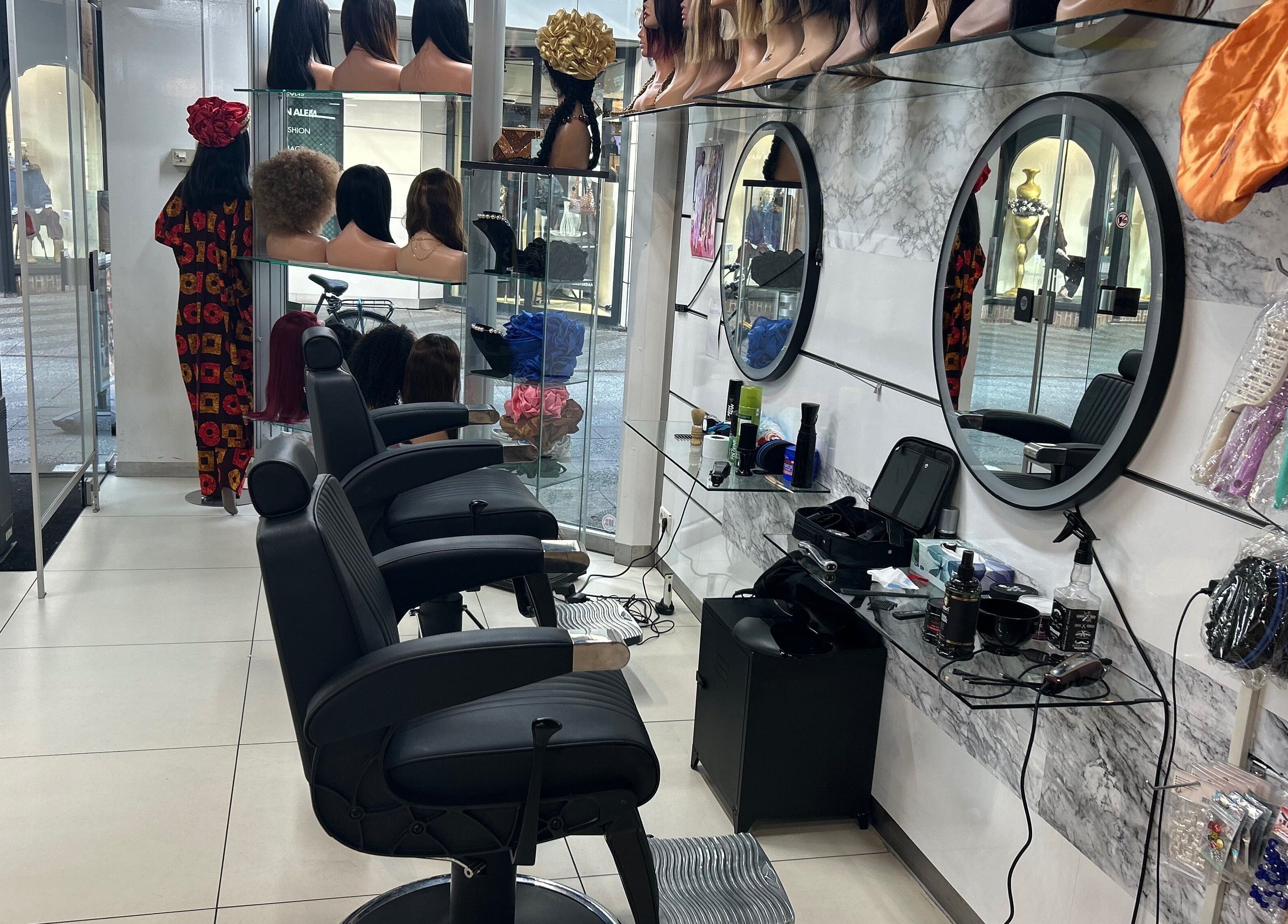 Interieur van Meester OBF, een stijlvolle salon in Amsterdam, Noord-Holland, NL met kappersstoelen en spiegels.