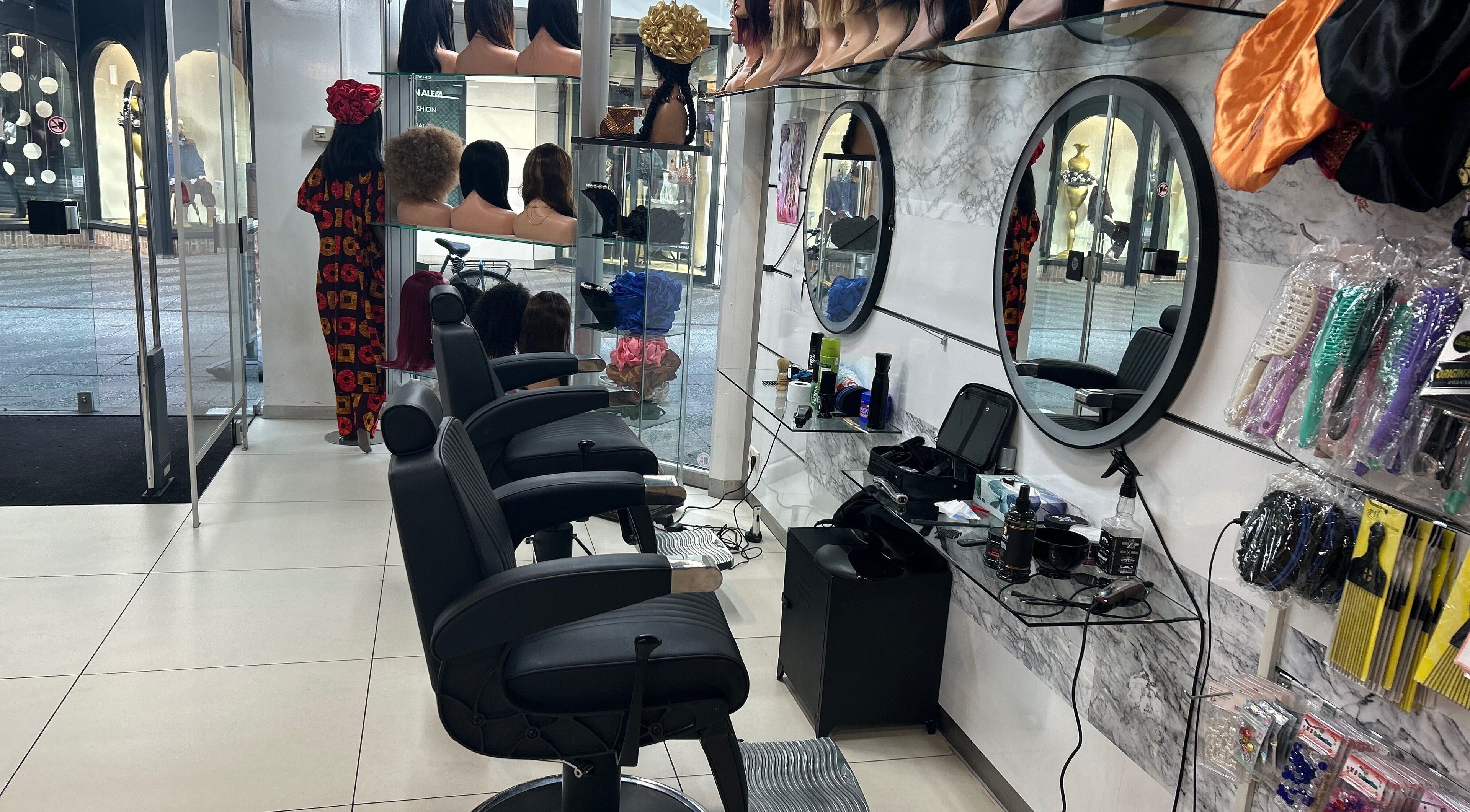 Interieur van Meester OBF, een stijlvolle salon in Amsterdam, Noord-Holland, NL met kappersstoelen en spiegels.