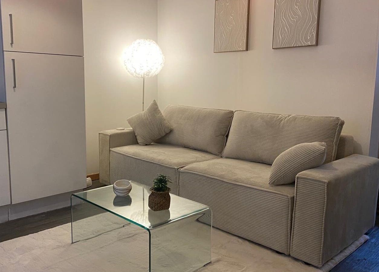 Intérieur moderne et lumineux du salon à Lbeauty, Le Perreux-sur-Marne, Île-de-France, FR.