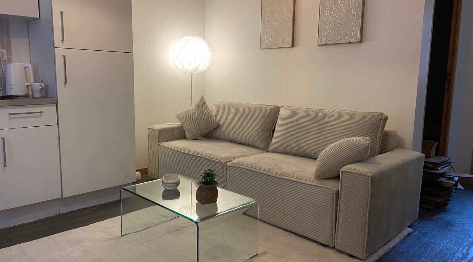 Intérieur moderne et lumineux du salon à Lbeauty, Le Perreux-sur-Marne, Île-de-France, FR.