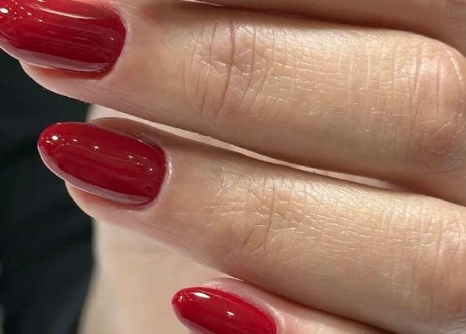 Manucure rouge éclatant chez BROWS & CARE, Perpignan, Occitanie, FR. Ongles élégants et bien entretenus.