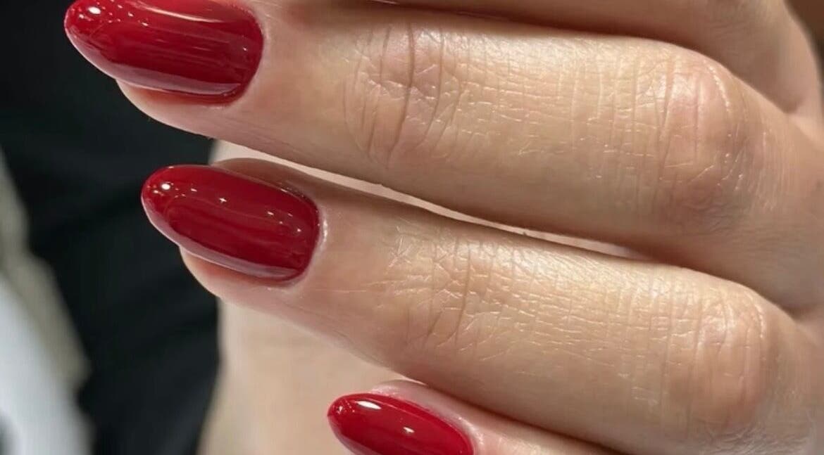 Manucure rouge éclatant chez BROWS & CARE, Perpignan, Occitanie, FR. Ongles élégants et bien entretenus.