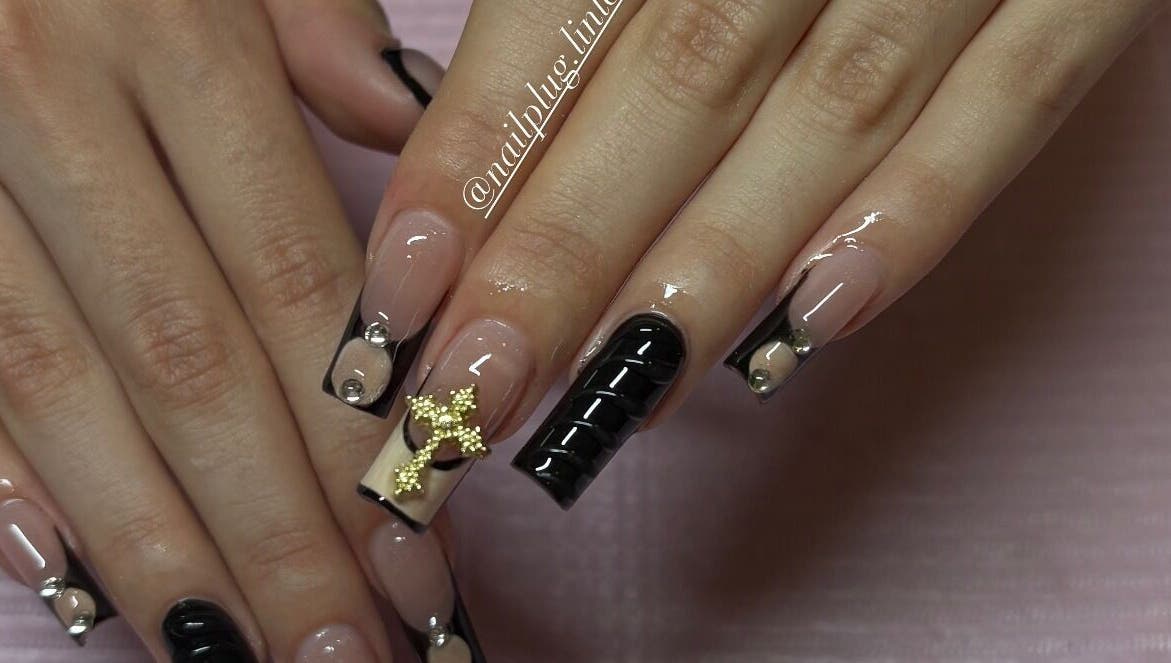 Stylish black and nude nail design at nailplug.linlee, Roveré Della Luna, Trentino-alto Adige, IT.