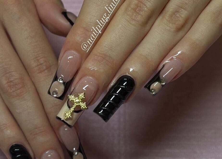 Stylish black and nude nail design at nailplug.linlee, Roveré Della Luna, Trentino-alto Adige, IT.