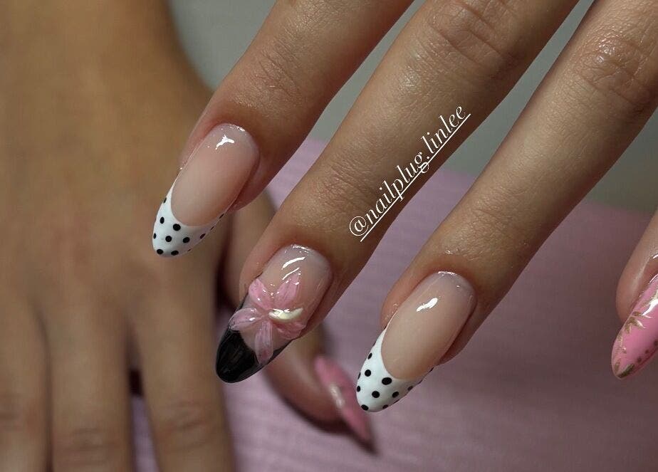 Stylish nail art at nailplug.linlee, Roveré Della Luna, Trentino-alto Adige, IT. Polka dots and floral designs.