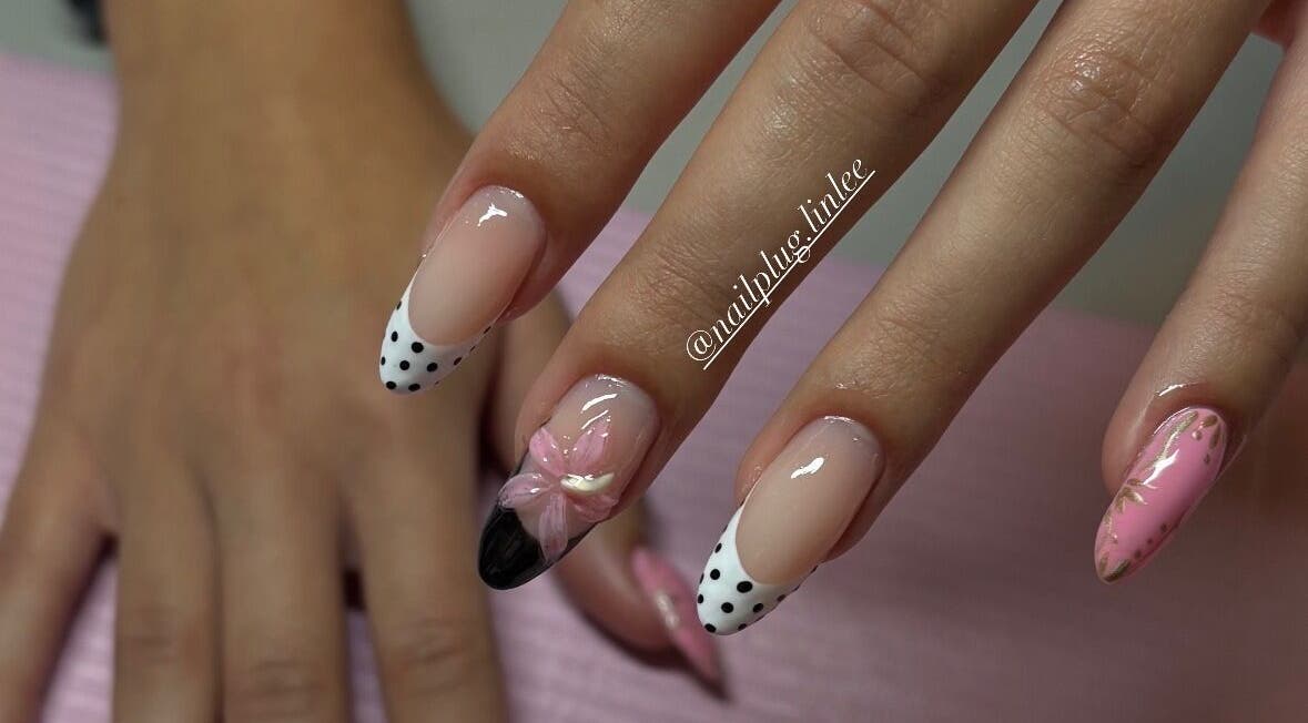 Stylish nail art at nailplug.linlee, Roveré Della Luna, Trentino-alto Adige, IT. Polka dots and floral designs.