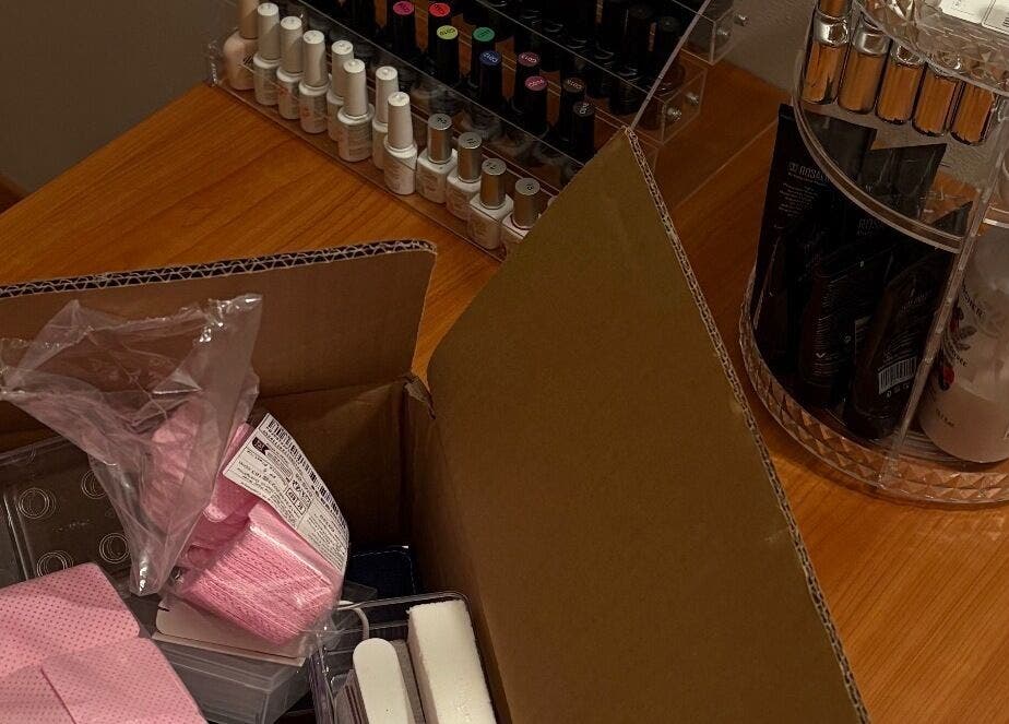 Nailplug.linlee beauty supplies at Roveré Della Luna, Trentino-alto Adige, IT, showcasing nail care essentials.