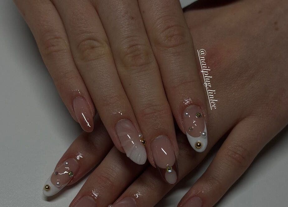 Stylish nail design at nailplug.linlee, Roveré Della Luna, Trentino-alto Adige, IT. Elegant, glossy finish.