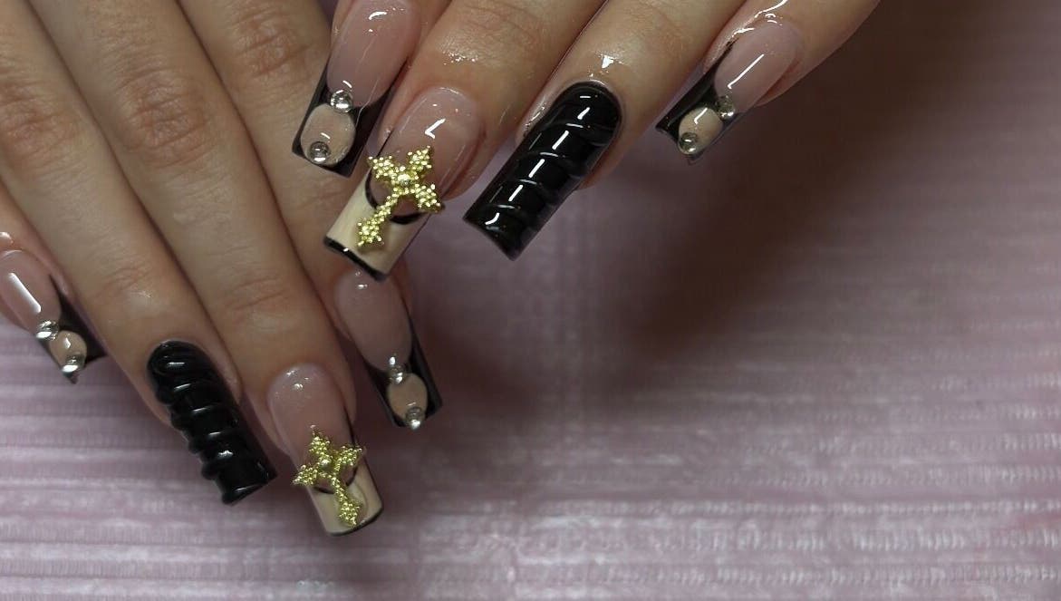 Elegant nail art with black tips and gold stars at Nailplug.Linlee, Roveré Della Luna, Trentino-alto Adige, IT.