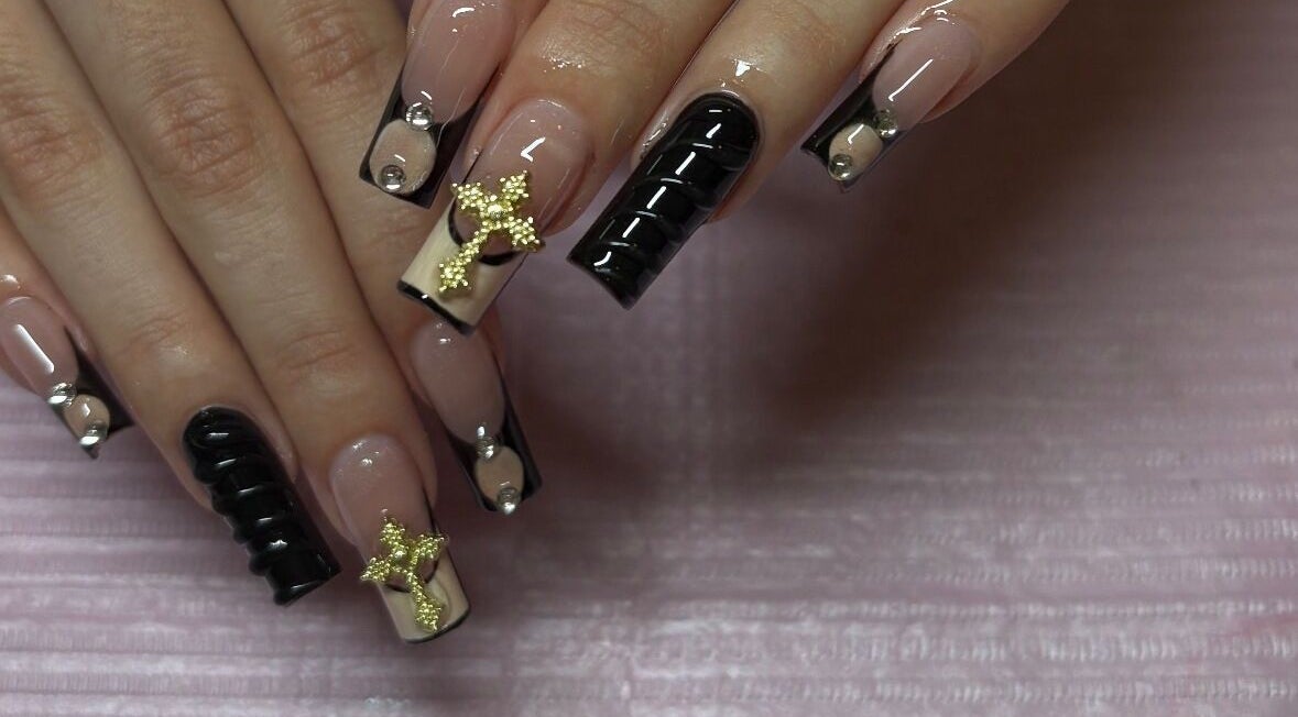 Elegant nail art with black tips and gold stars at Nailplug.Linlee, Roveré Della Luna, Trentino-alto Adige, IT.