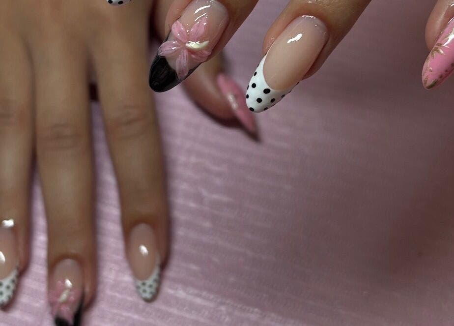 Stylish pink and black nail art at Nailplug.Linlee, Roveré Della Luna, Trentino-alto Adige, IT.