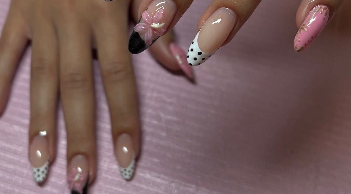 Stylish pink and black nail art at Nailplug.Linlee, Roveré Della Luna, Trentino-alto Adige, IT.