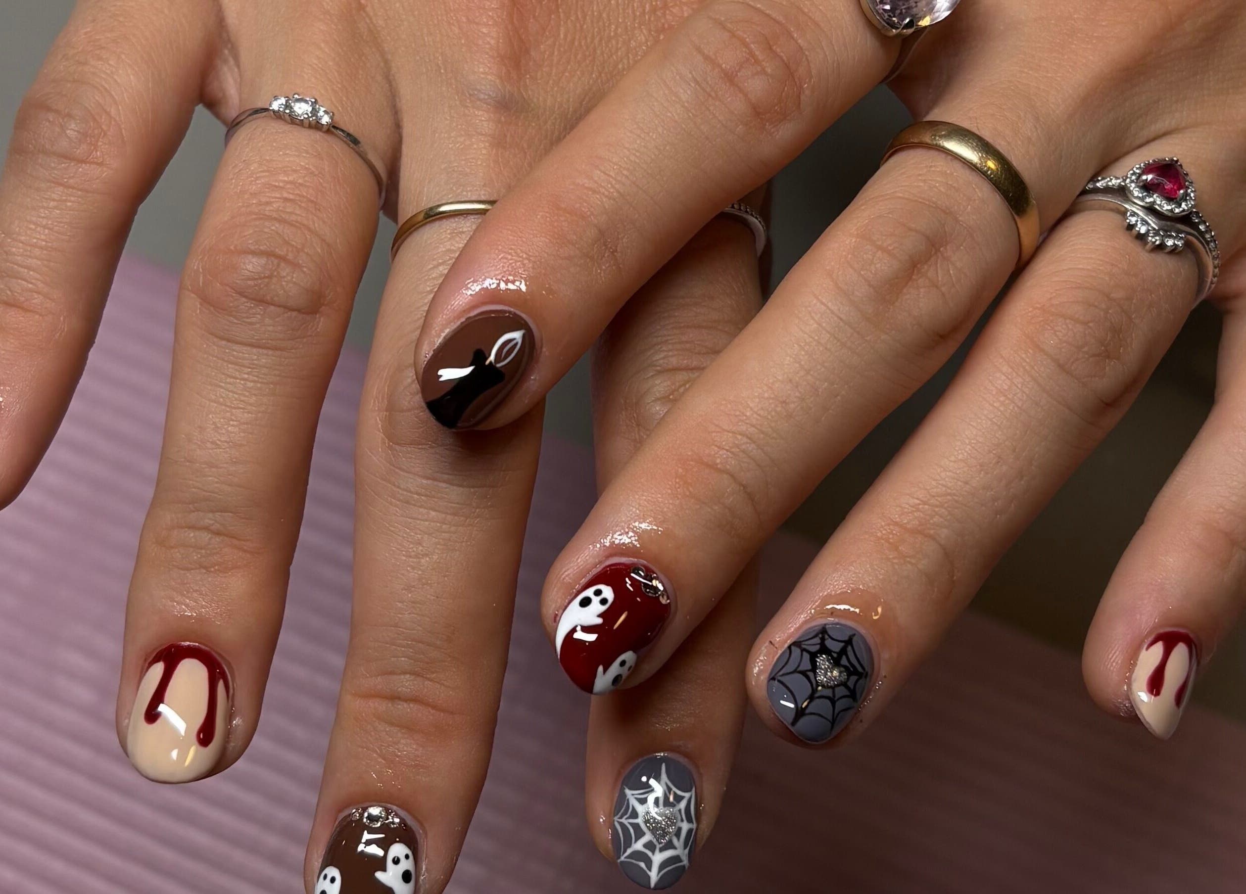 Halloween-themed nail art at Nailplug.Linlee, Roveré Della Luna, Trentino-alto Adige, IT.