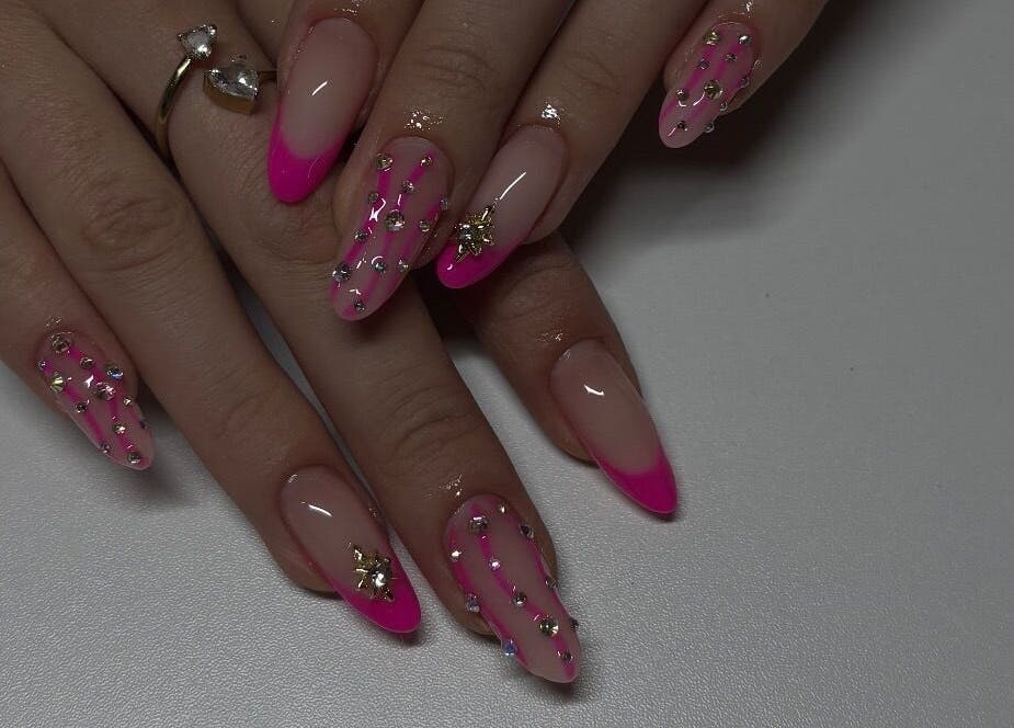 Elegant pink nails with rhinestones at Nailplug.Linlee, Roveré Della Luna, Trentino-alto Adige, IT.