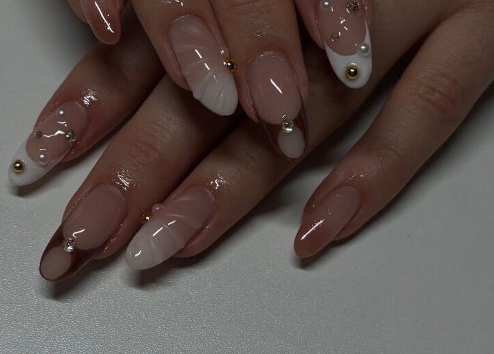 Elegant pearl and gold bead nail art at Nailplug.Linlee, Roveré Della Luna, Trentino-alto Adige, IT.